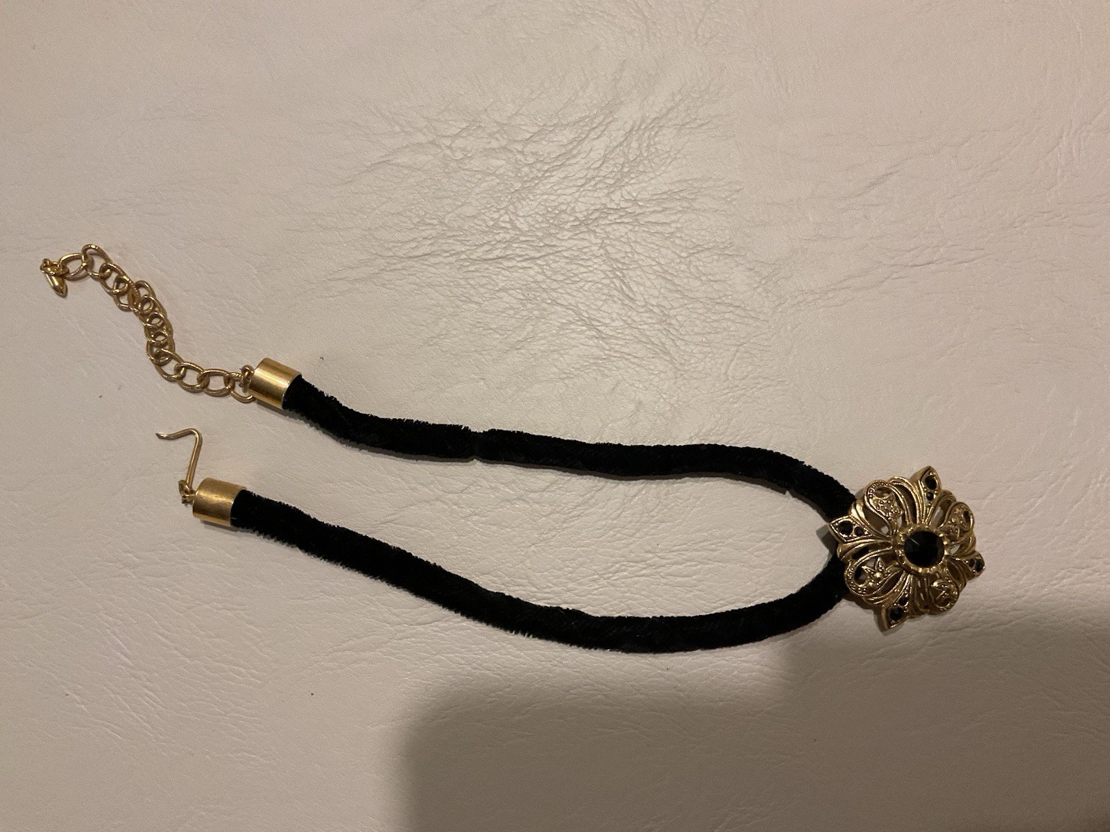 VIMTAGE AVON BLACK AND GOLD TONE NECKLACE CHOKER