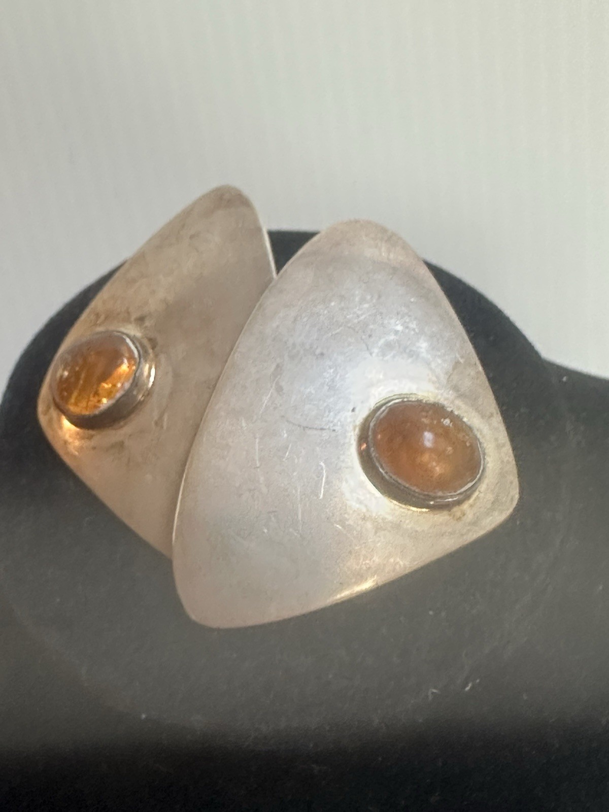 SUSAN CUMMINGS RARE MODERNIST STERLING SILVER AMBER CLIPON TRIANGULAR EARRINGS