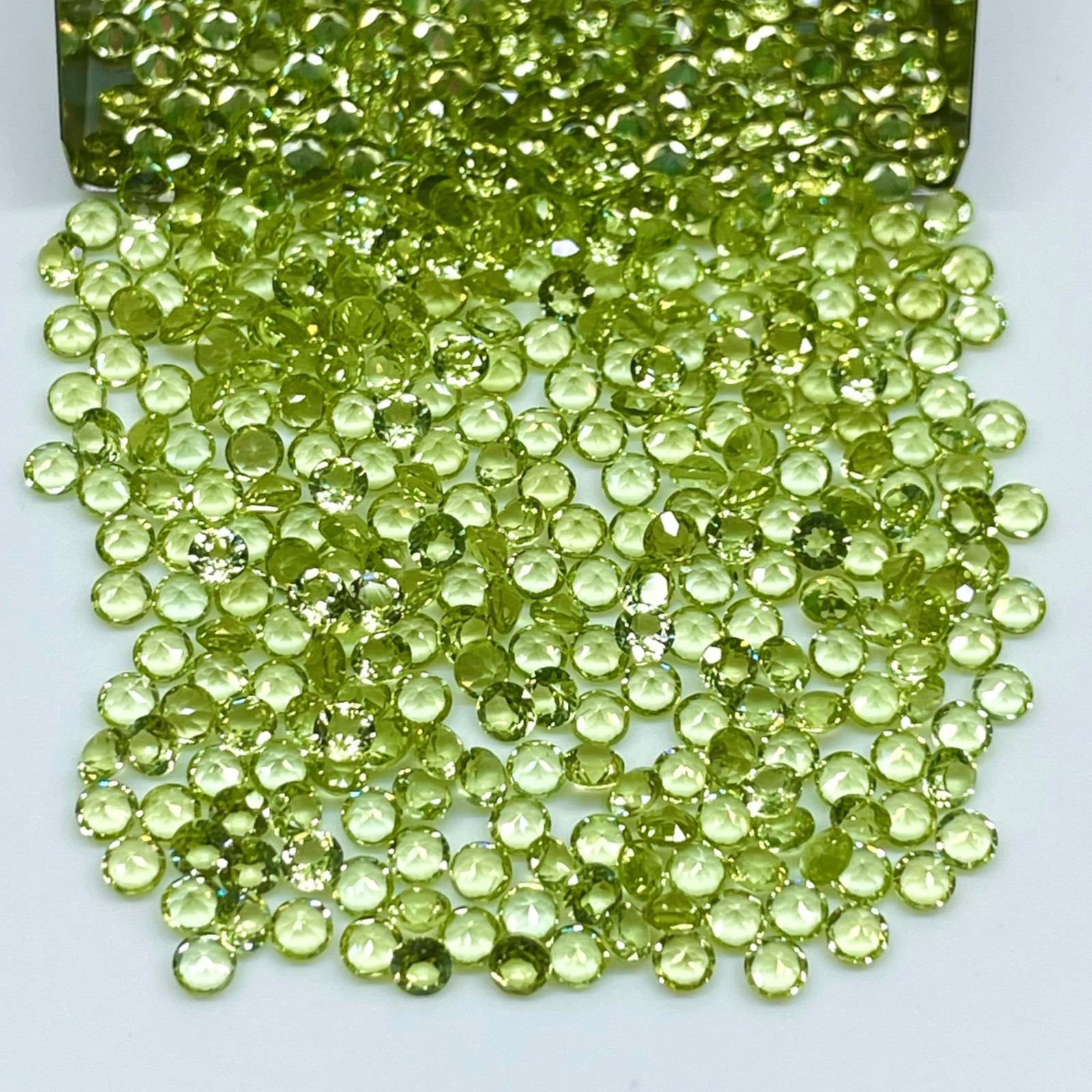 VVS 100 Pcs Natural Peridot 2.3mm Round Brilliant Cut Calibrated Loose Gemstones
