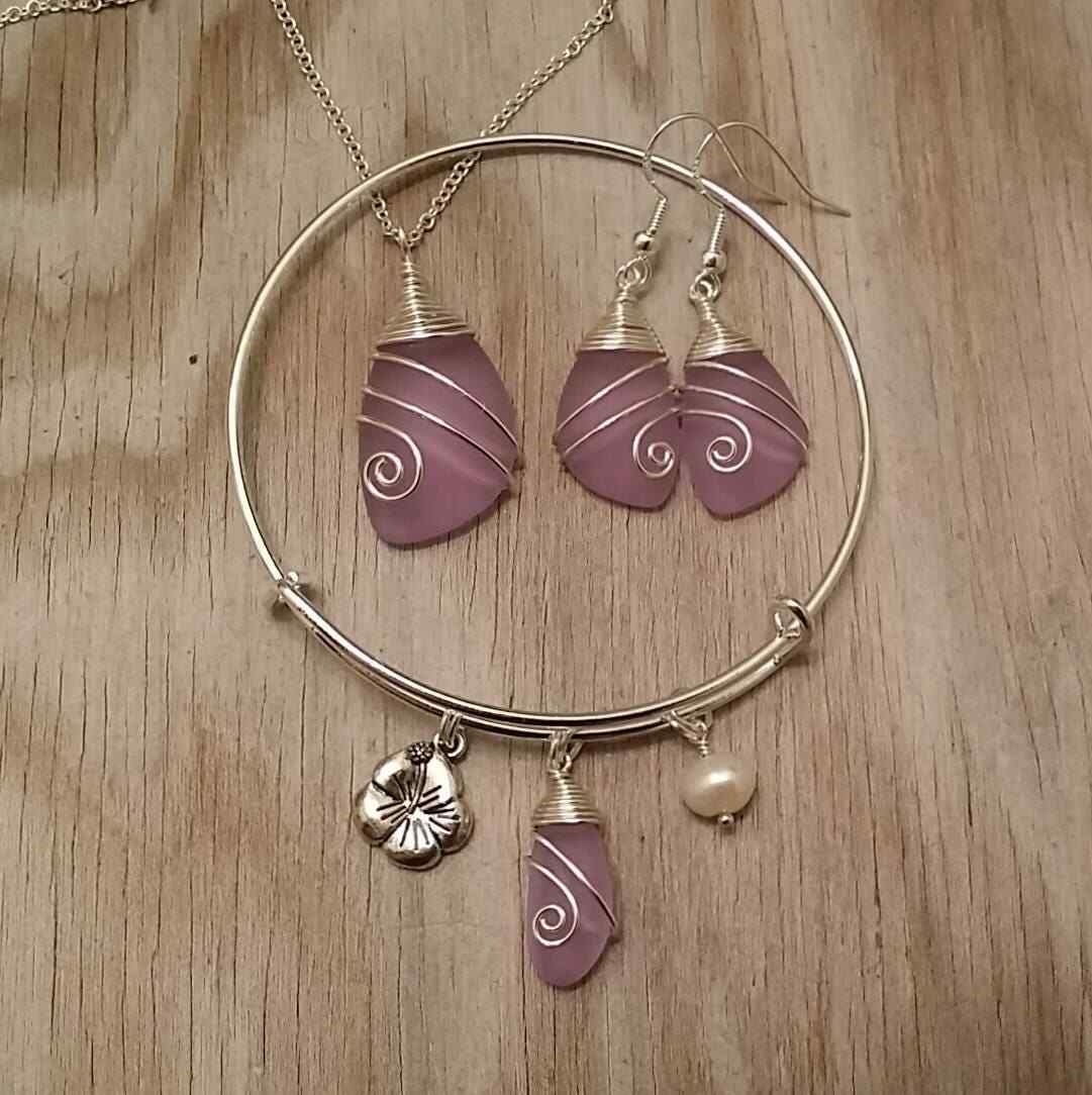 Handmade in Hawaii, Wire wrapped “Magical Color Changing” Purple necklace