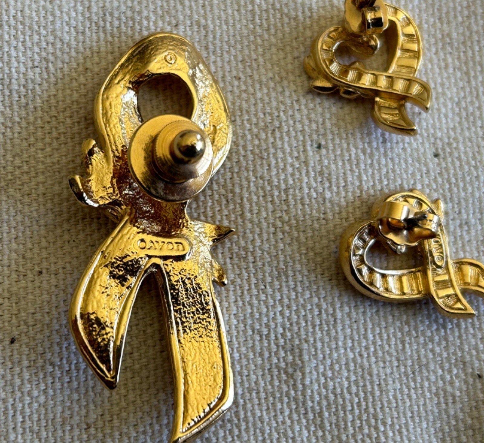 Avon Enamel Pink Ribbon Breast Cancer Awareness Gold Tone Pin & Earrings Set