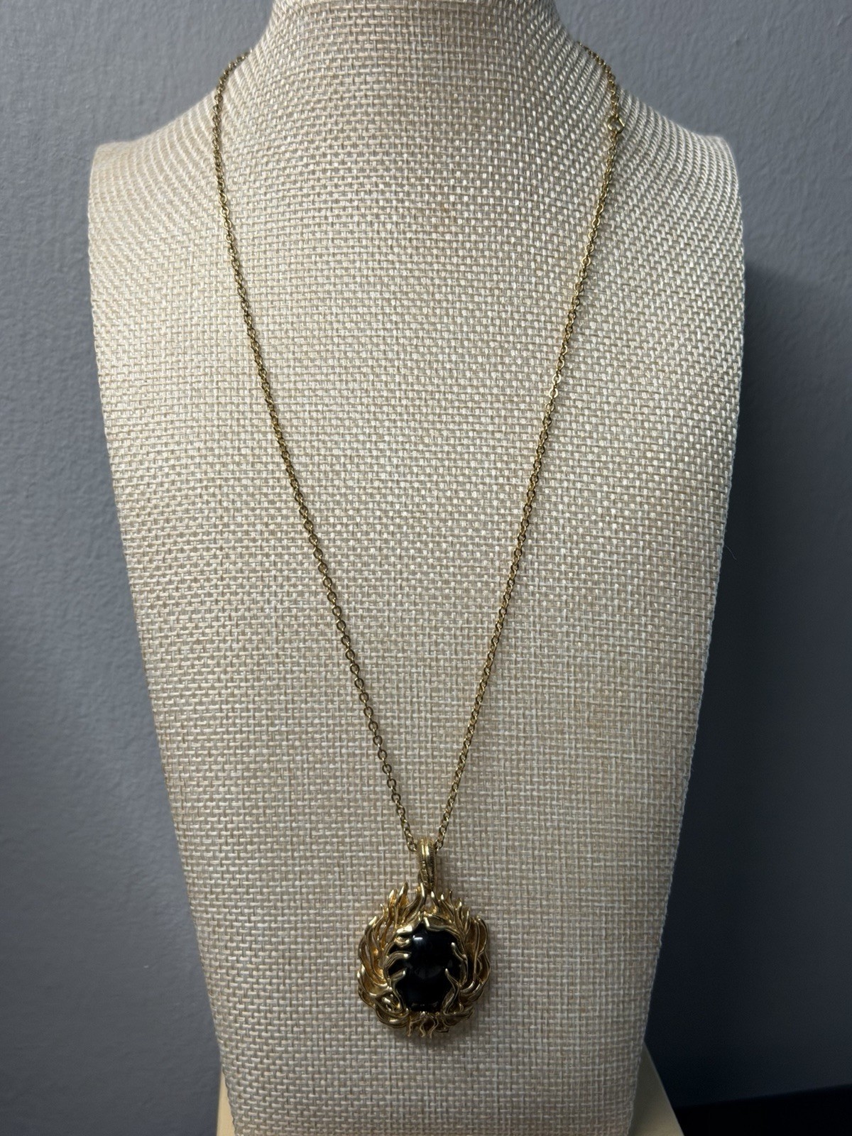 Gold Tone Cable Chain with Oval Black Onyx Pendant 6 in , excellent condition