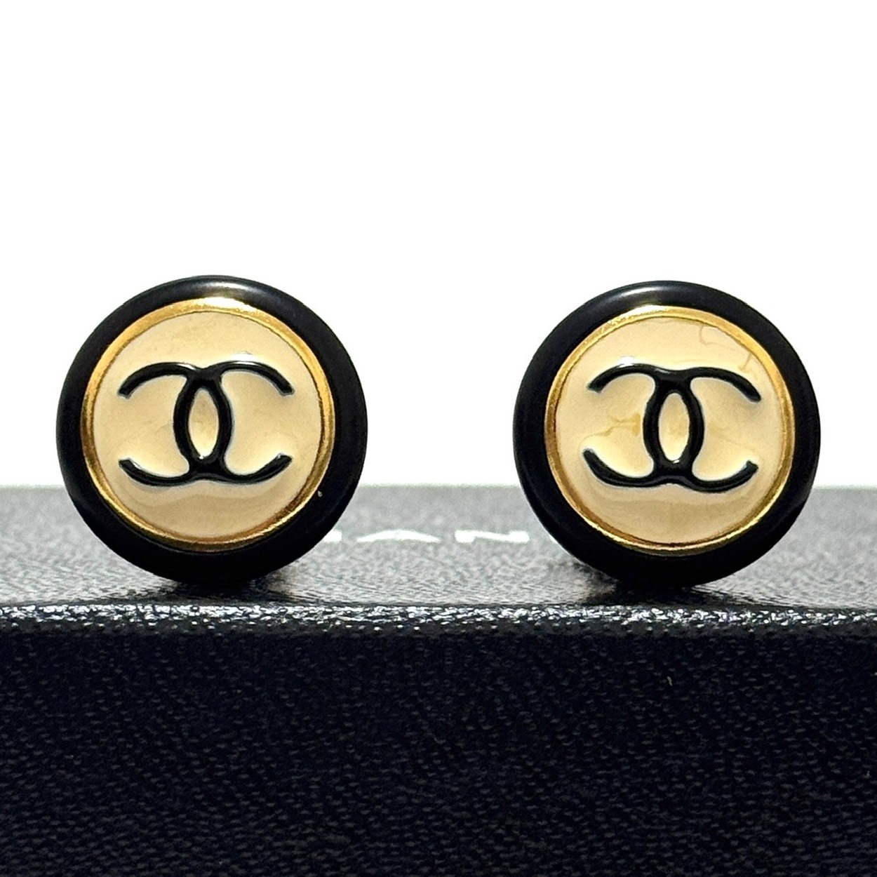 CHANEL 97A Round Earrings Coco Mark CC Logo Black White Enamel Clip-On JAPAN