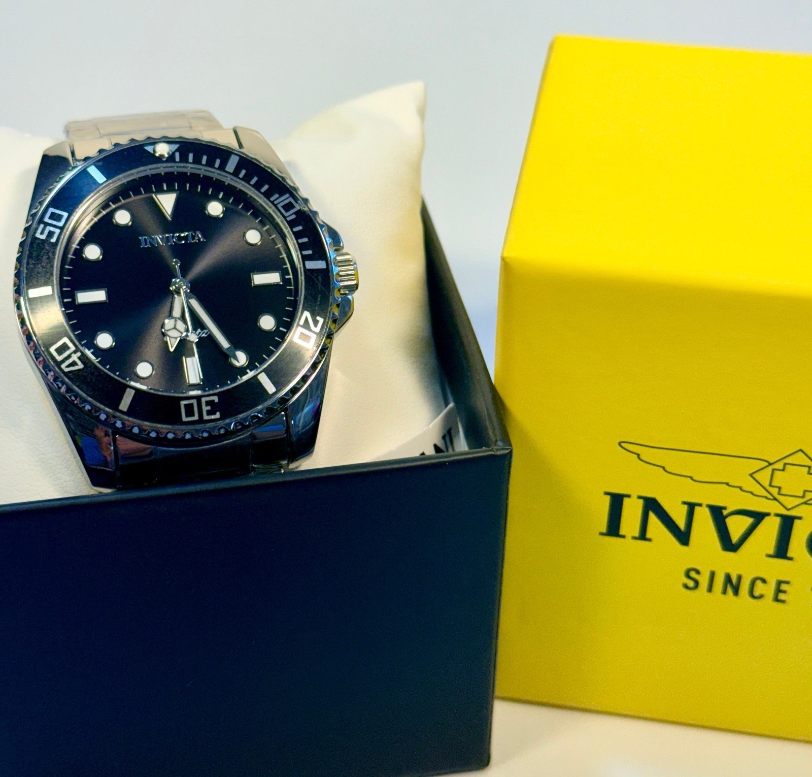 69401 Invicta Mens Pro Diver Vitreos Stainless Steel Bracelet Black Dial 42mm