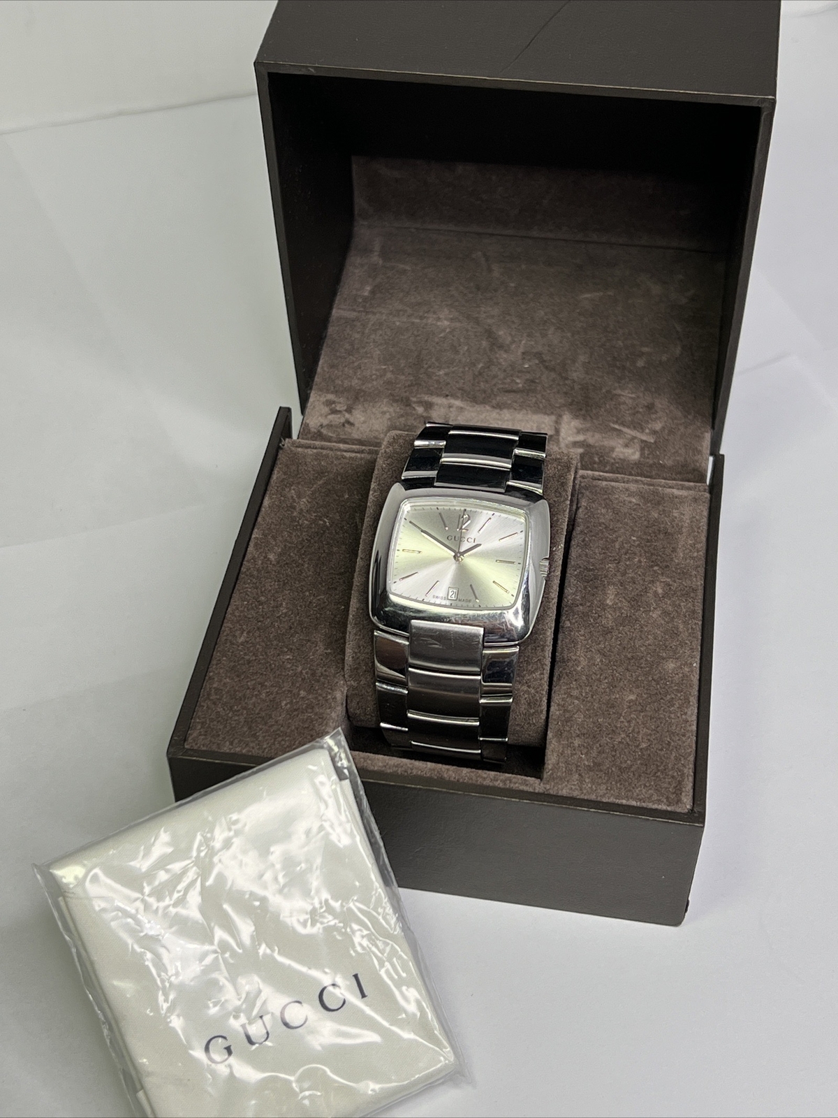 Gucci 8500M Stainless Steel Silver Dial Men’s Date Watch Box & Polishing Cloth