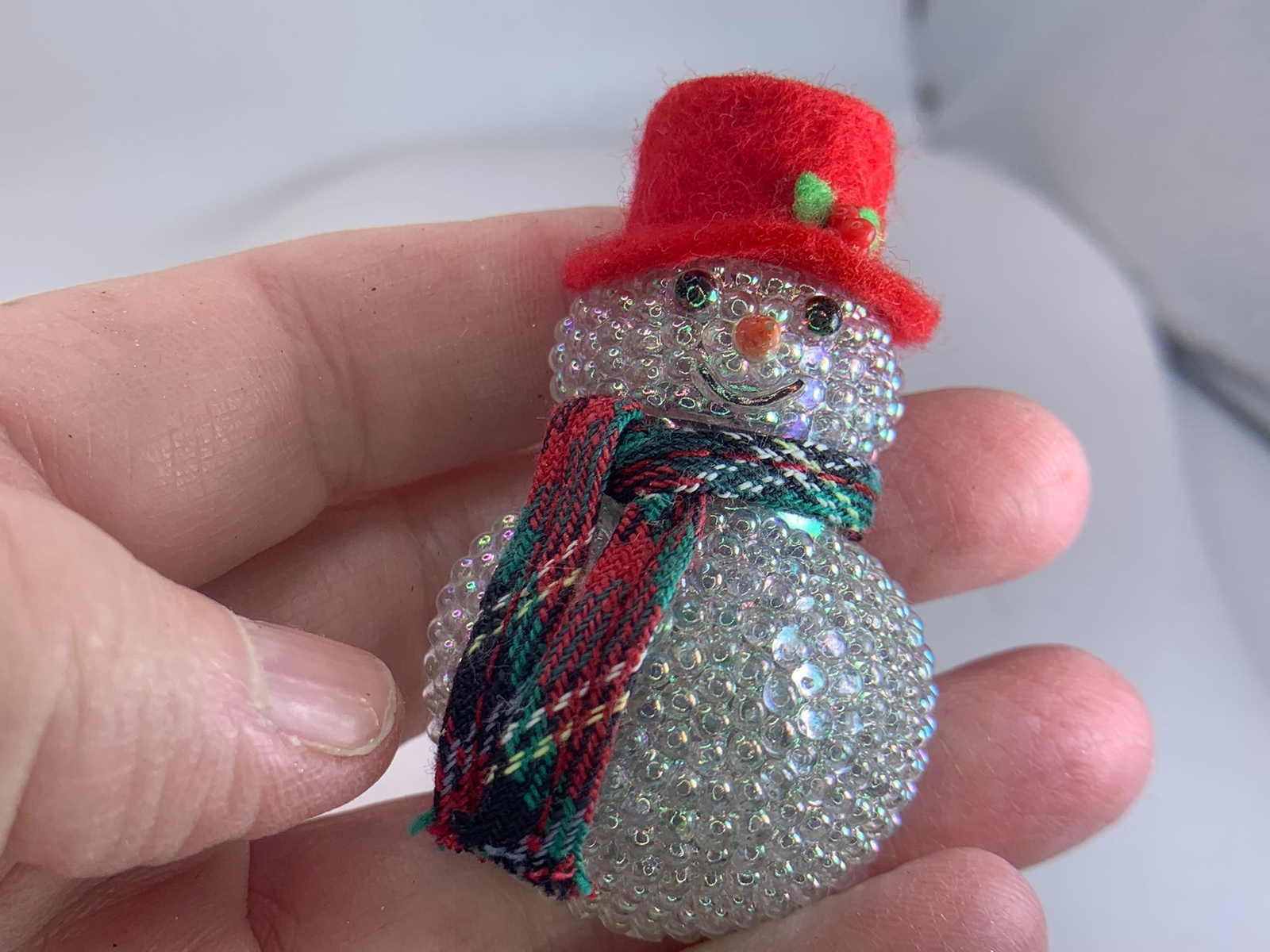 Christmas Vintage Resin Fabric Needs Battery Operated Brooch Pin V-9932