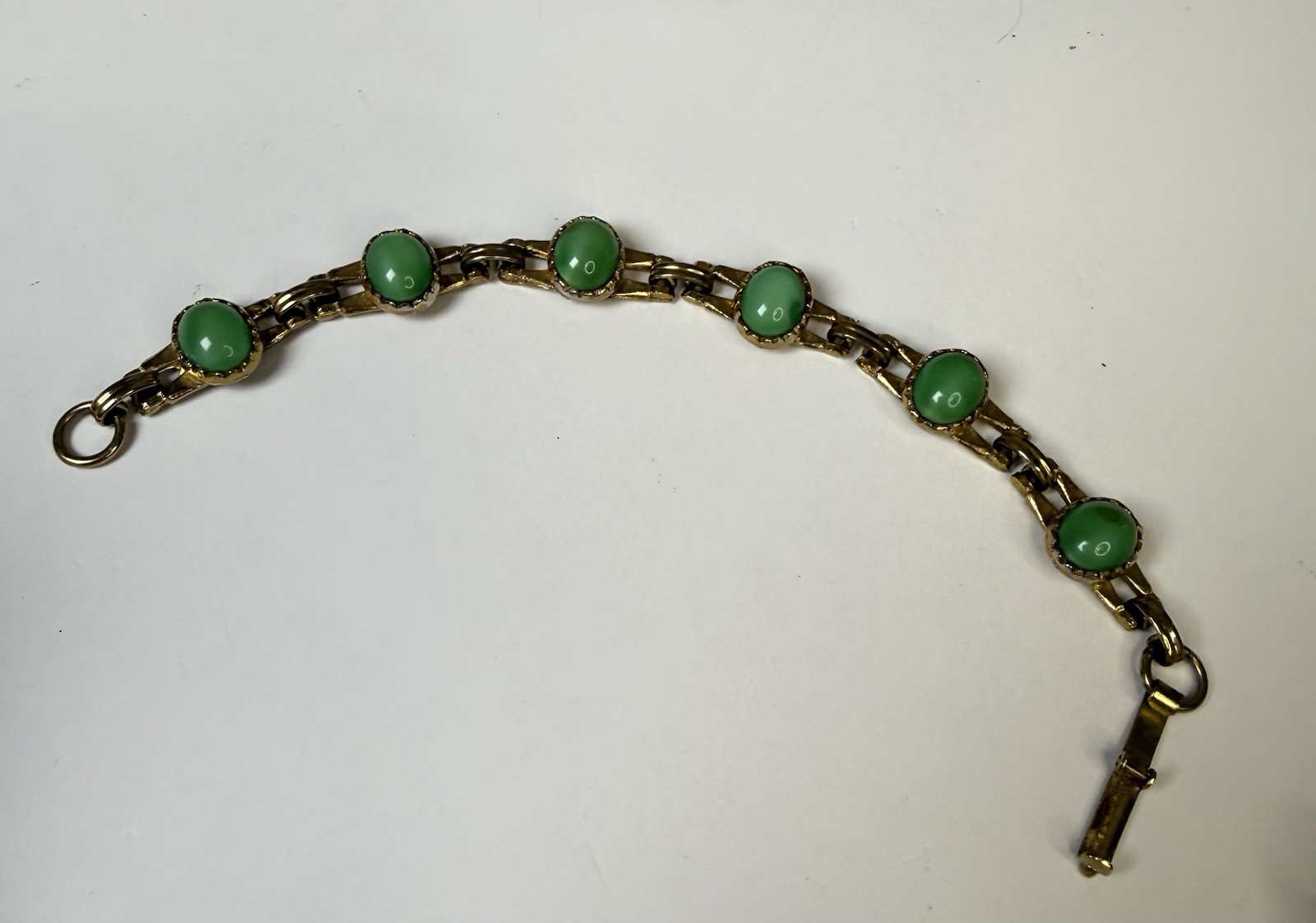 Green oval glass cabochons bezel set & gold tone link bracelet 6.5”