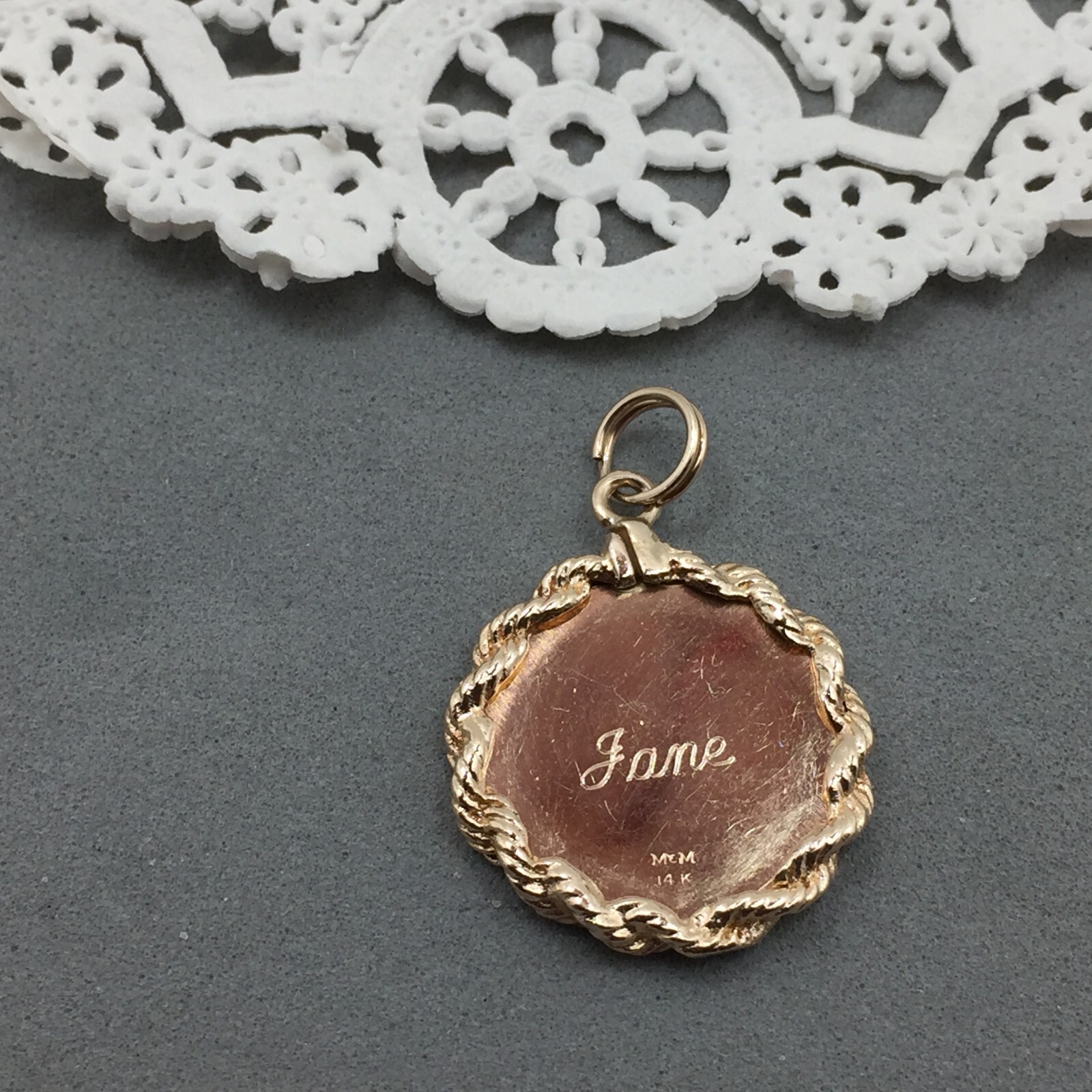 Solid 14k Yellow Gold Charm “Jane / JW” Engraved Rope Edge 7/8″ M&M Co 4.1 gram