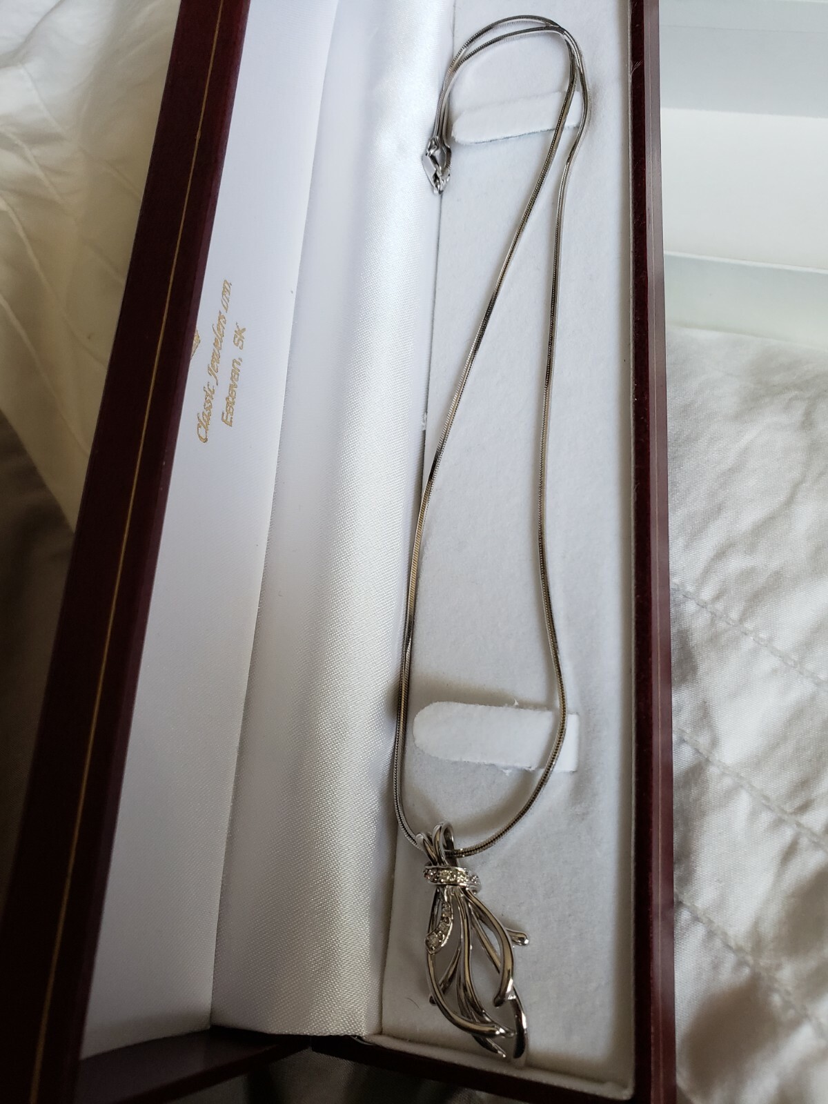 14Kt WHITE GOLD PENDANT WITH DIAMONDS AND 14Kt 18 1/4 INCH WIDE BEVELED CHAIN.