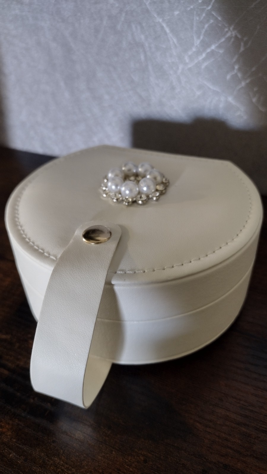 White Faux Leather Round Travel Jewelry Case Zip-Around Fabric Lined Organizer