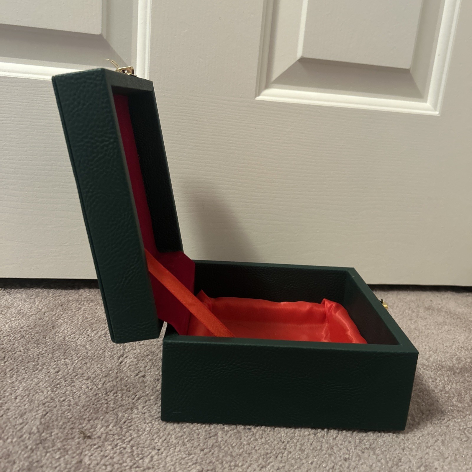 Wristwatch Storage Box Green Leather Exterior With Red Velvet Interior