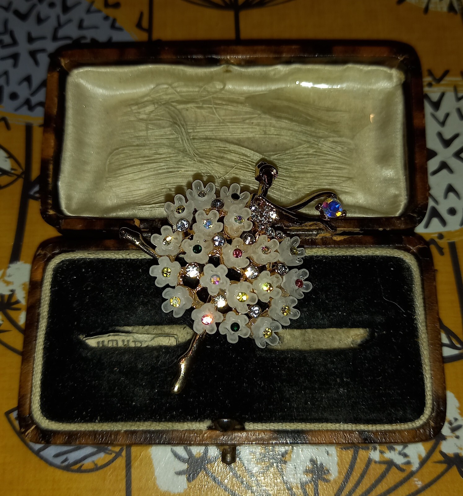 VINTAGE STYLE GOLDTONE BALLERINA FLORAL BROOCH PRETTY SPARKLY MULTICOLOURED