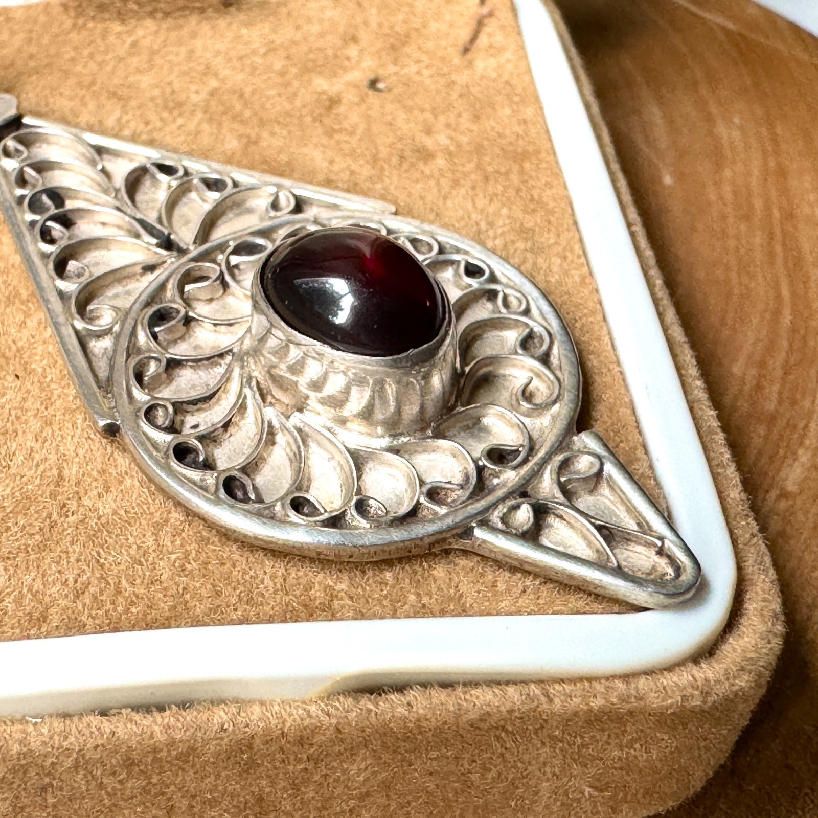 Vintage Sterling Silver 925 Filigree Scrollwork Pendant Necklace 46cm Garnet