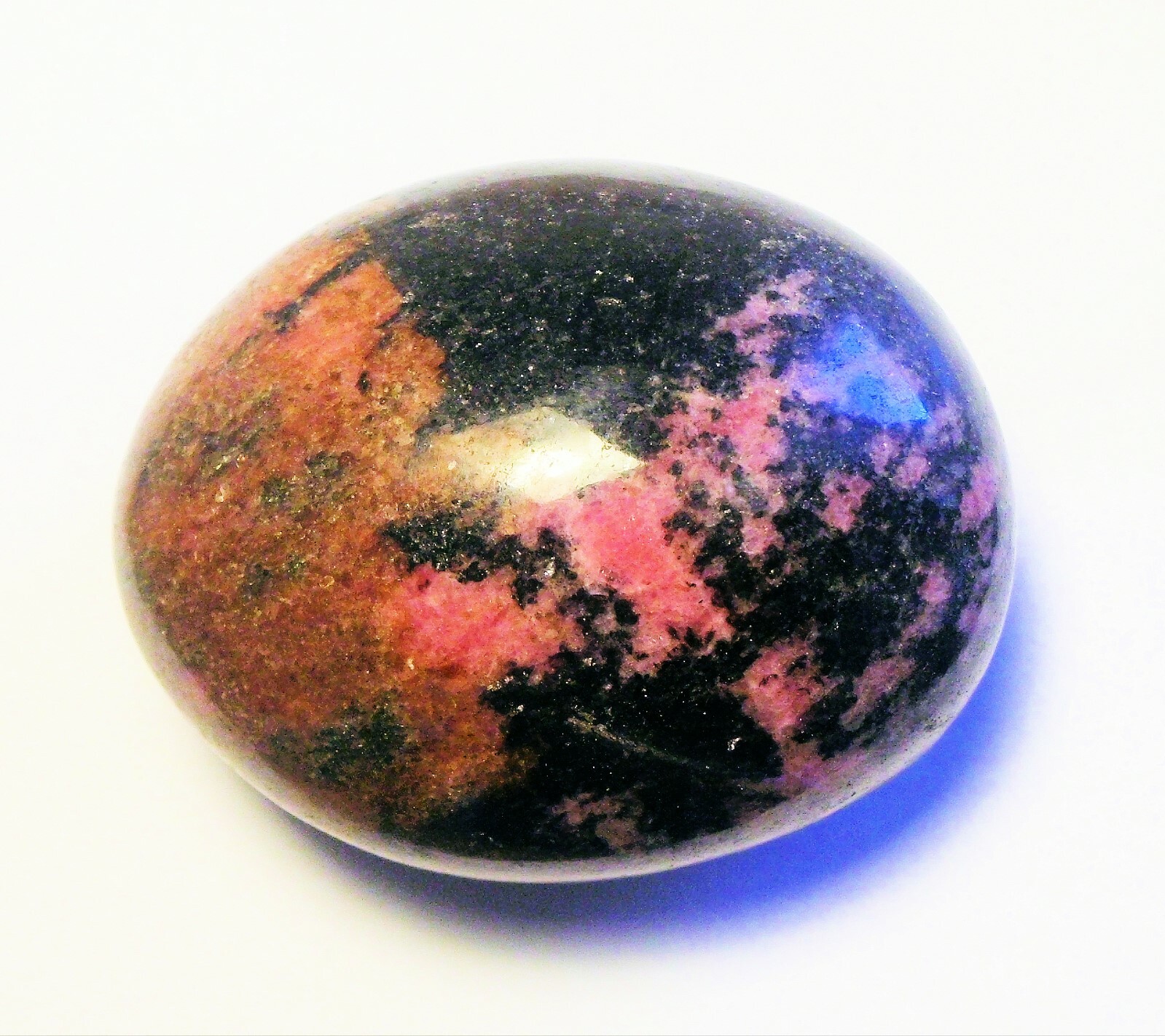 687 cts POLISHED RHODONITE PALM STONE 53 x 44 x 30mm MADAGASCAR # 6
