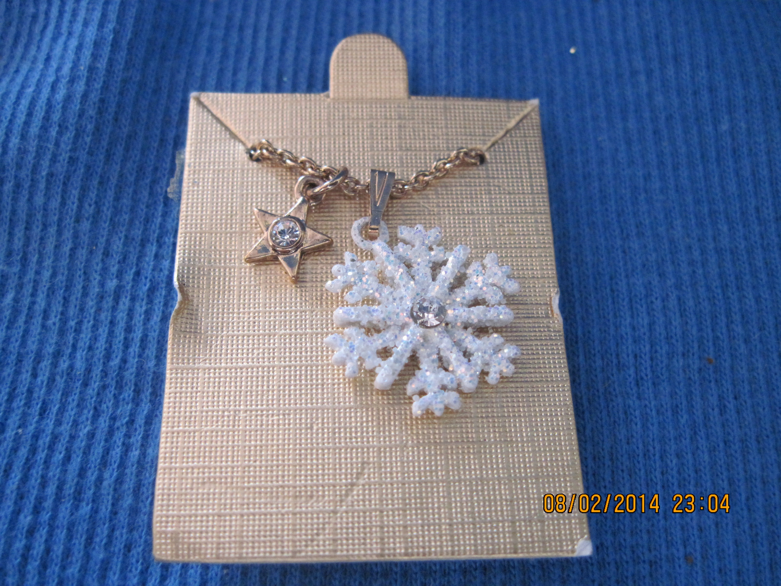VINTAGE STUNNING GOLD SPARKLY WHITE SNOWFLAKE & CRYSTAL STAR NECKLACE.. 6669