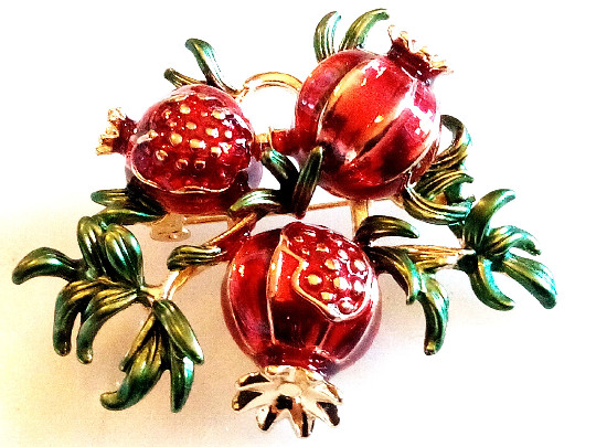POMEGRANATE BROOCH!Food/Drink Pin.Red Enameled Fruit With Green Leaves.Gold Tone