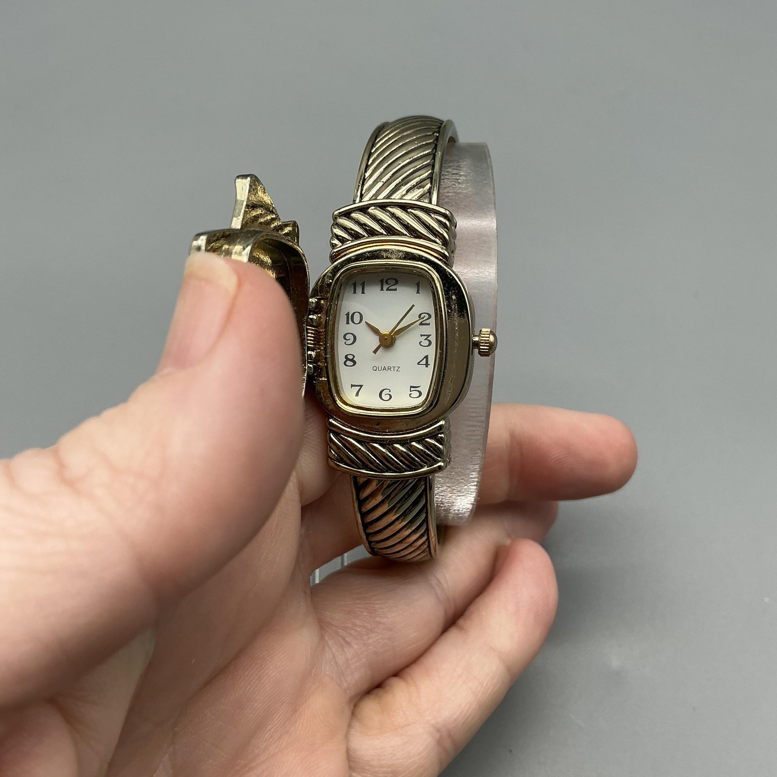 Poinsettia Bangle Watch Women 19mm White Dial Gold Tone Hidden Dial New Battery