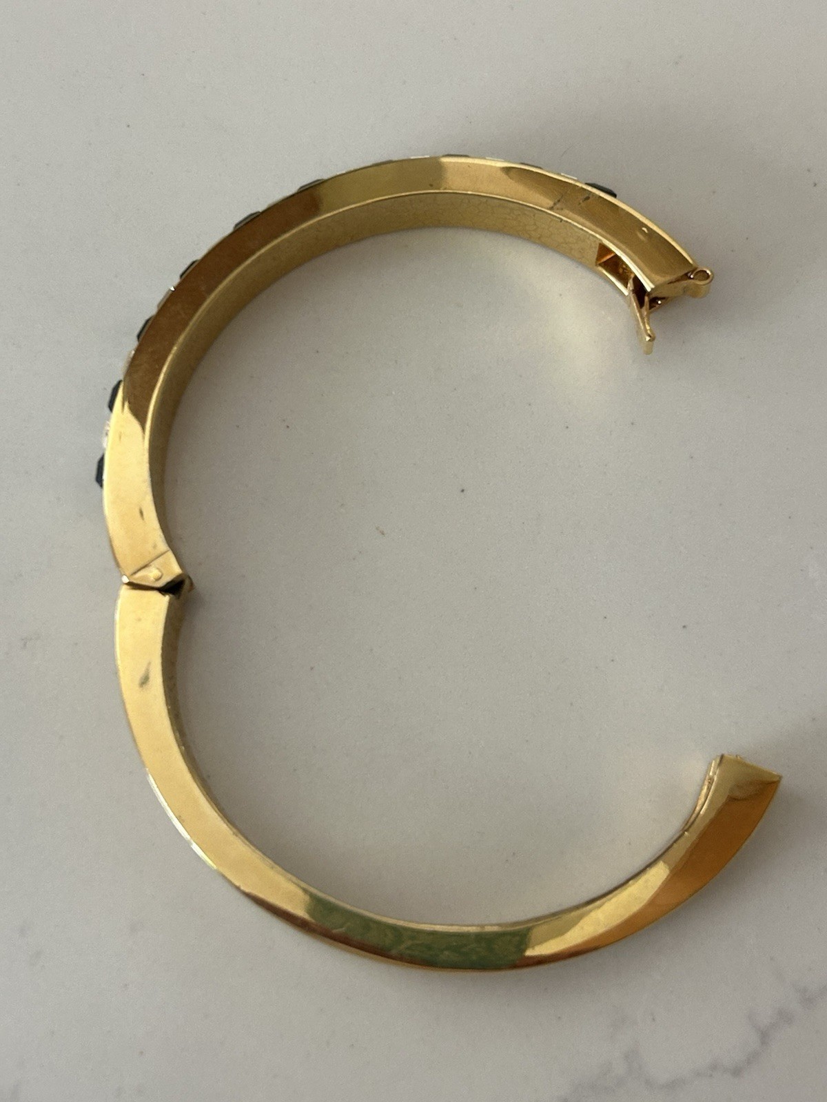 GOLD TONE BLACK & CLEAR RHINESTONE HINGED BANGLE BRACELET 6.5″ PRISTINE