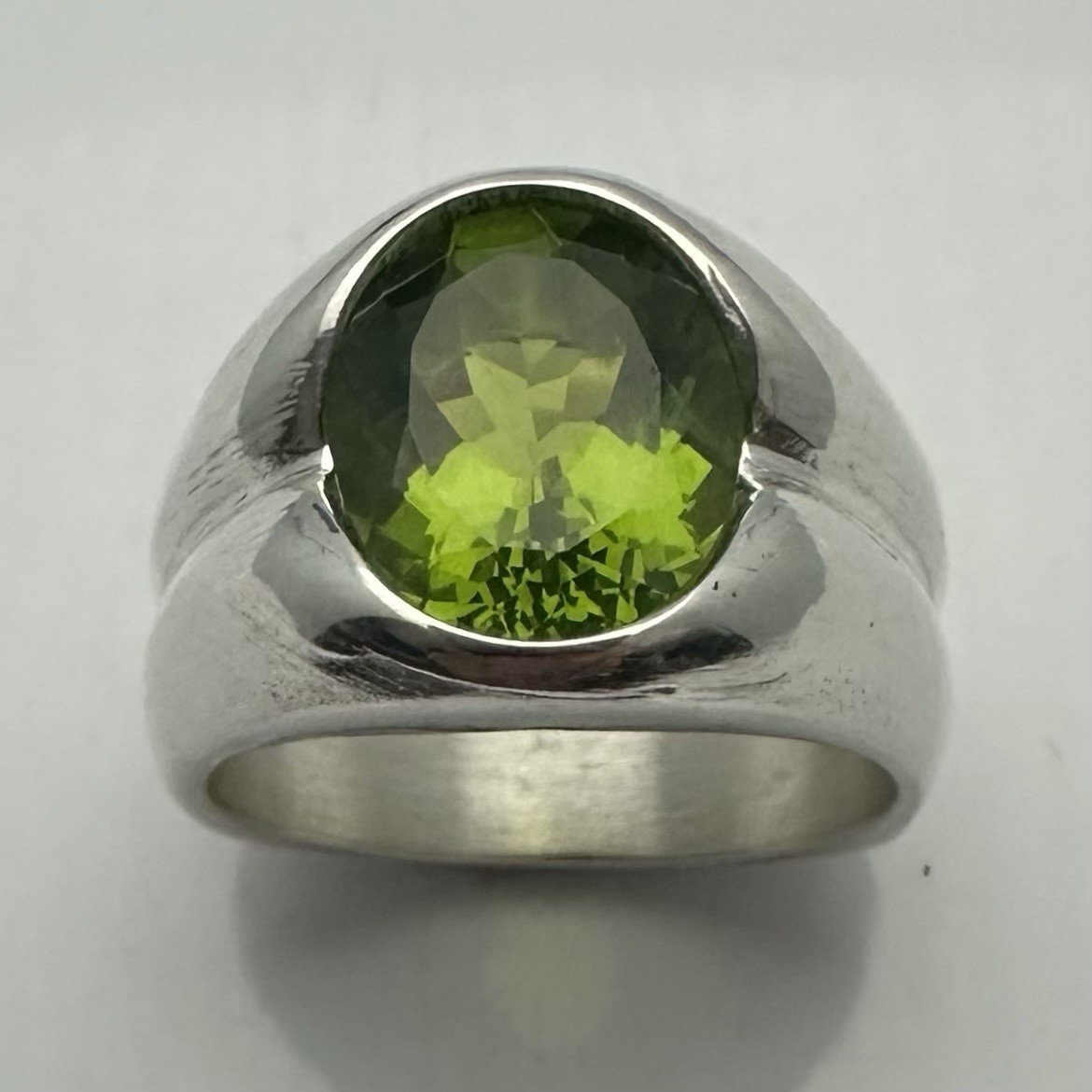 MJG STERLING SILVER MEN’S RING. 12 x 10mm OVAL LAB PERIDOT . SIZE 10.