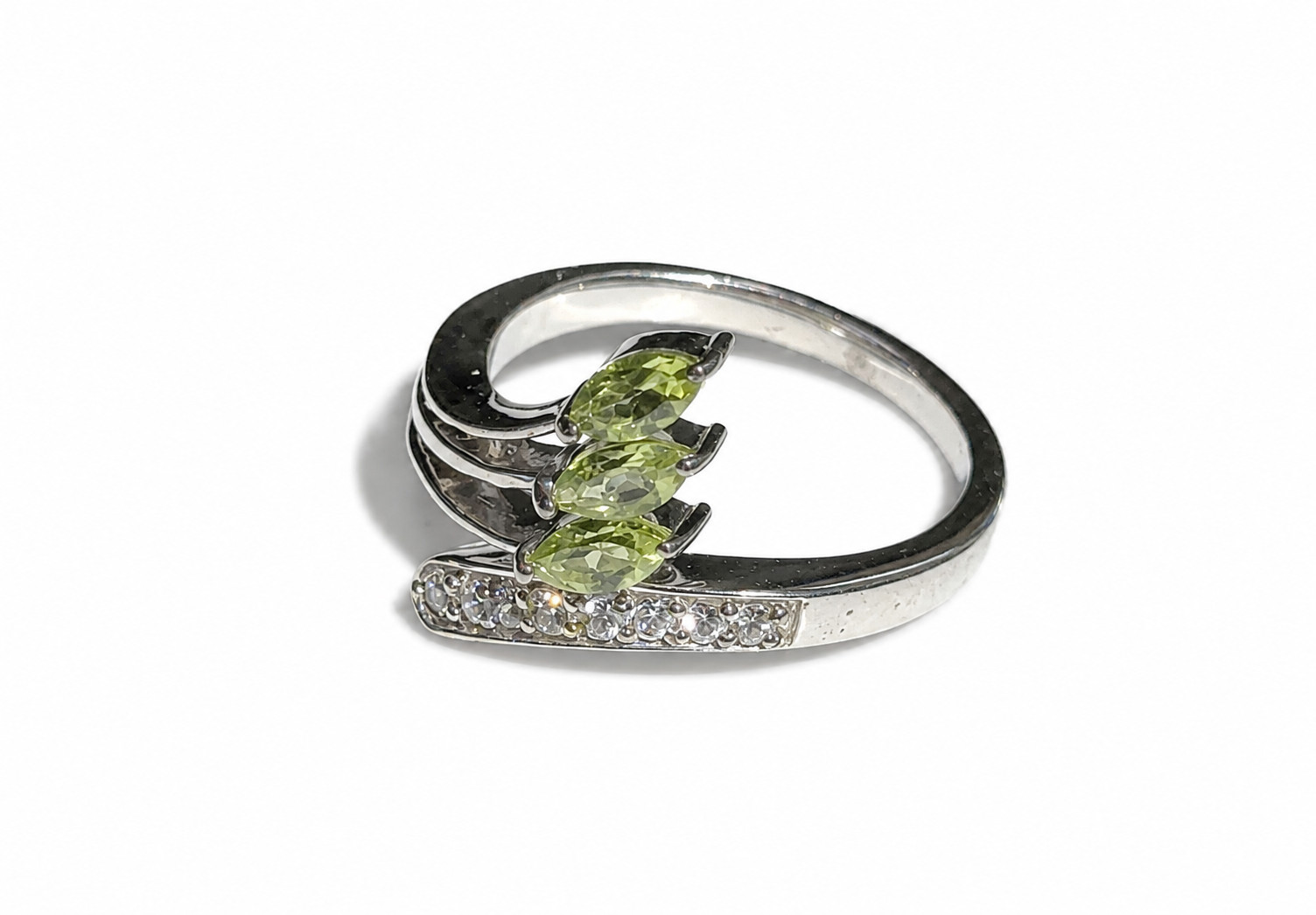 Women’s Ring Dainty Green 3 Peridot Zircon Contemporary Statement Ring (9) NEW!