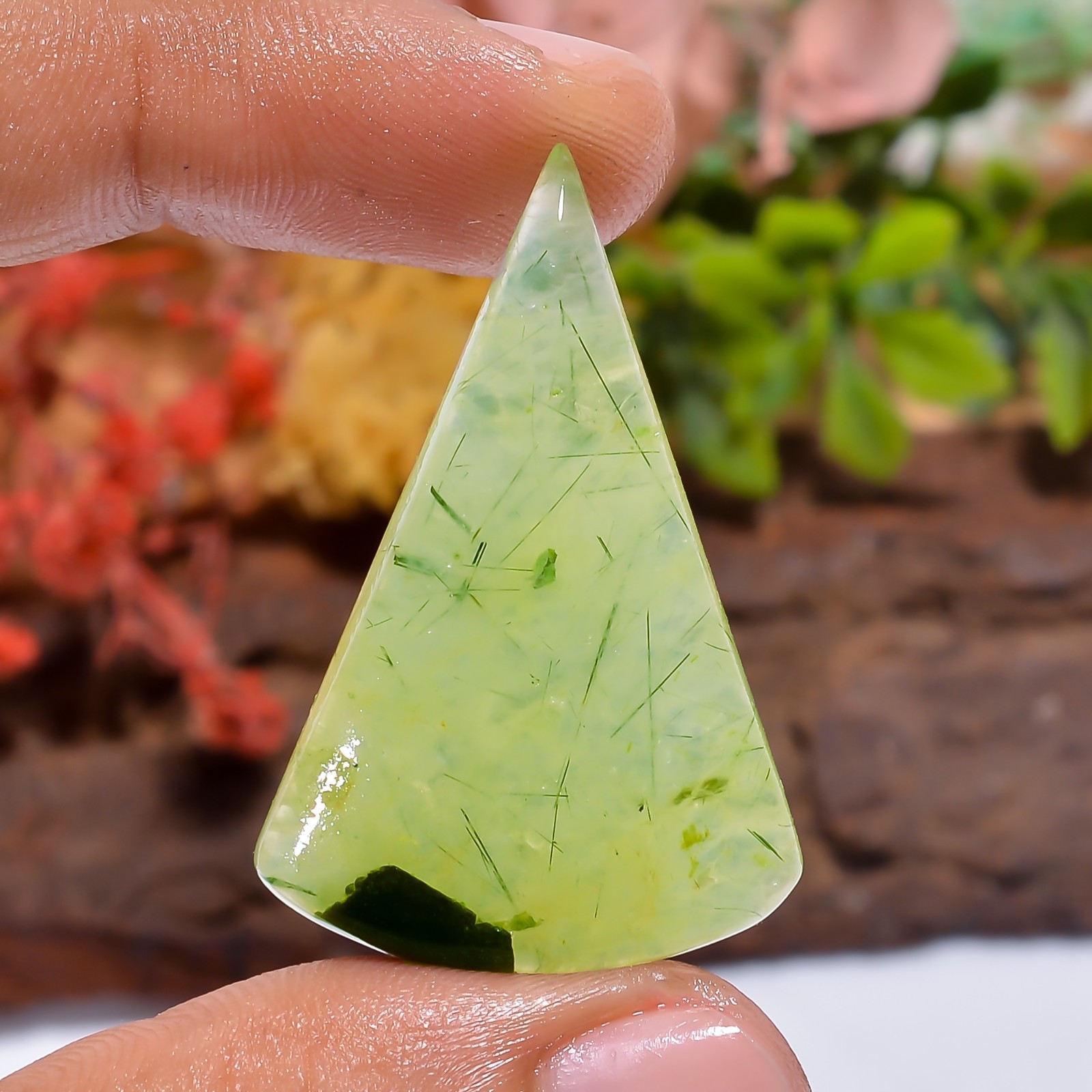 47Ct Prehnite Triangle 37X24X7mm Natural Polished Loose Gem