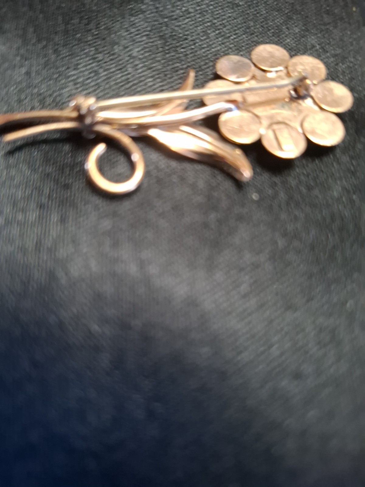 Vintage 12k gold filled Daisy broch with a green stone in the center