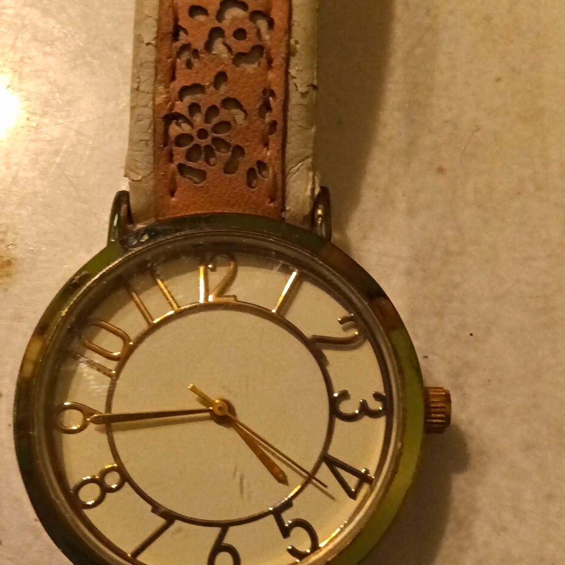 Women’s Analog Casual Wristwatch Gold-Tone Round Case White Dial Brown Leather