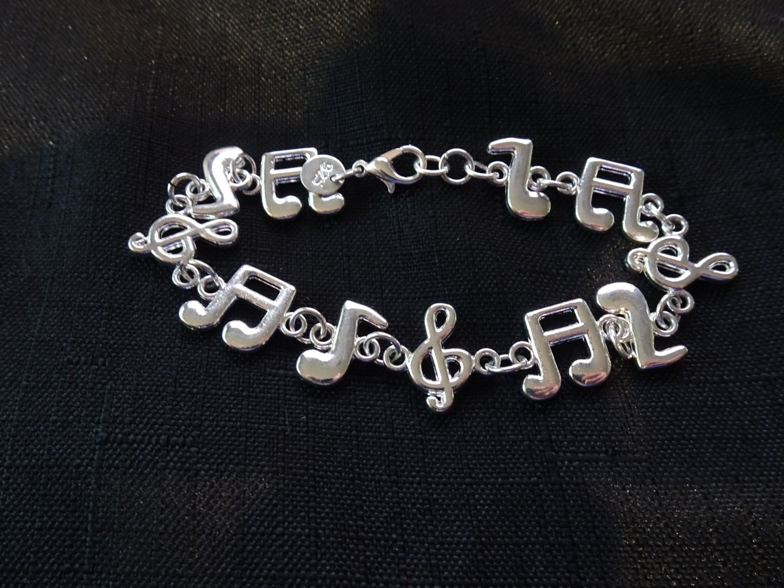 # 484–MUSICL NOTES STERLING SILVER CHARM BRACELET–925–VERY NICE