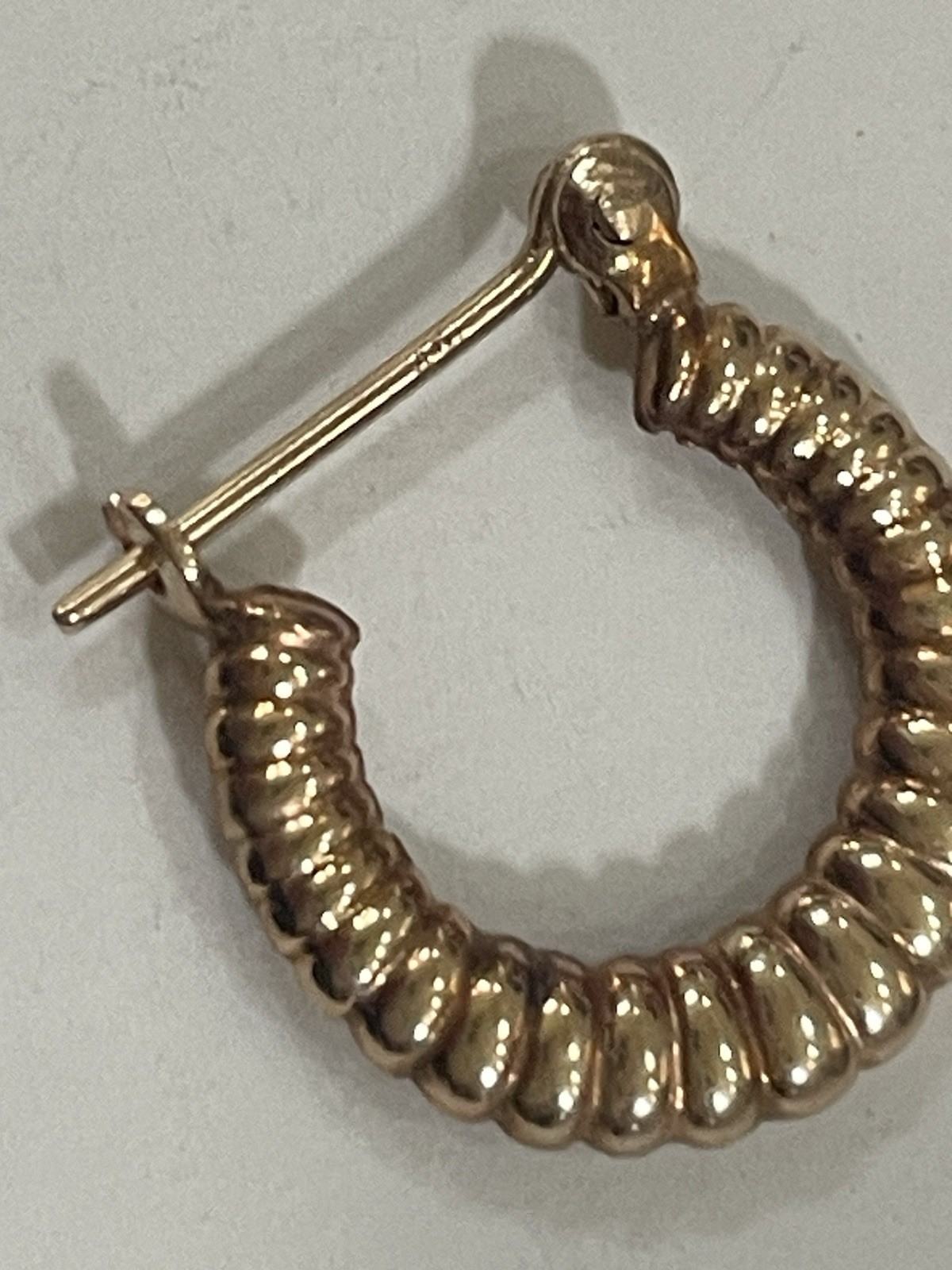 Yellow Gold Puffy Round Shape Pattern Hoops Earrings 1g / 0.5 inch USED READ