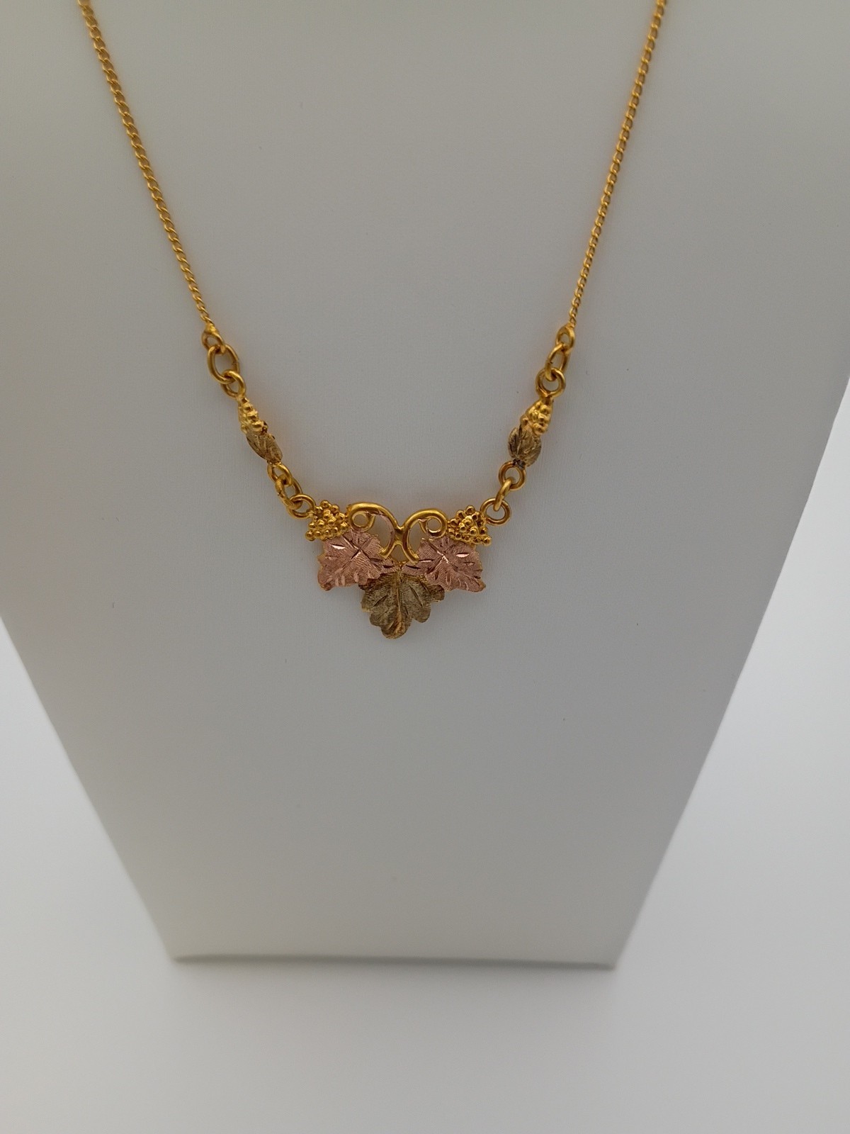 Black Hills Gold Classic 10k 12k Solid Gold Fixed Pendant Leaves Necklace 16″
