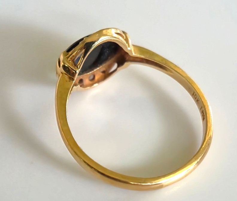 10K TRG Yellow Gold Ring – Black Onyx with Diamonds – Size 8, Weighs 2 Grams