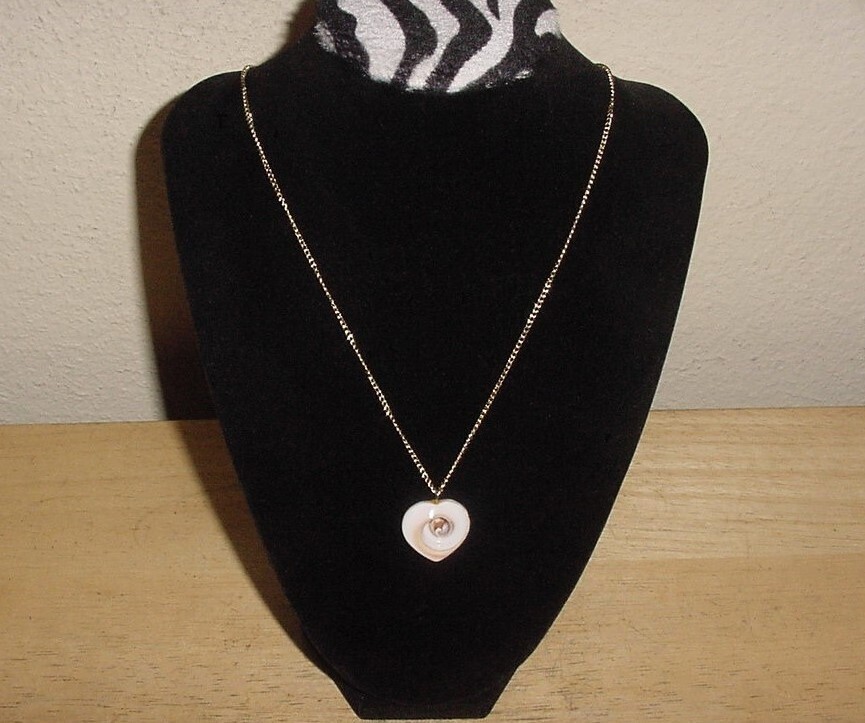 Tribal Heart Pendant-Tan & Cream Sea Shell on 18″ Gold Tone Necklace Chain-NICE