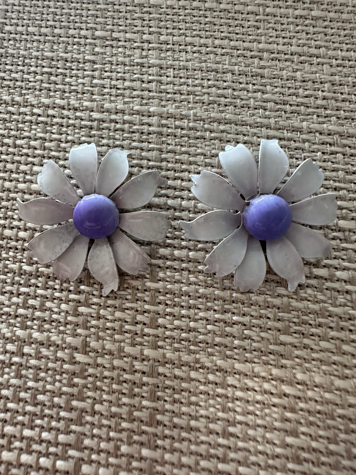 Vintage Retro Flower Power 60s 70s White Purple Enamel Daisy Clip Earrings