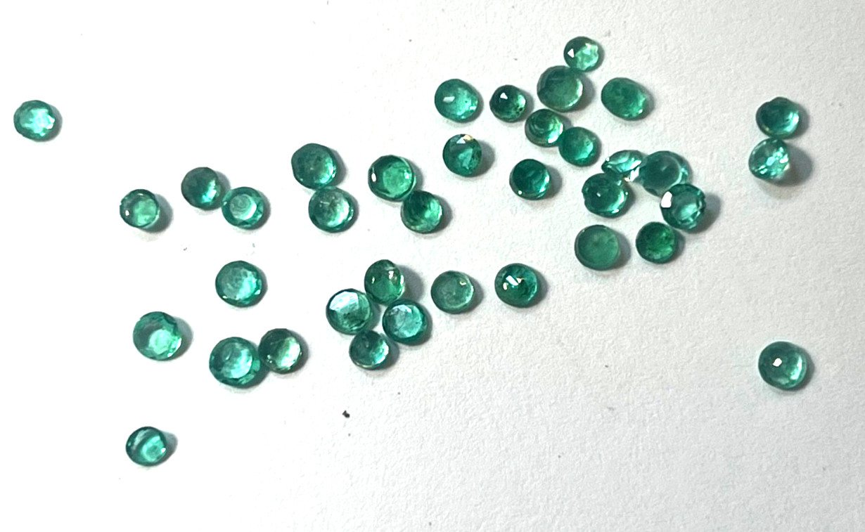 LOT 37PCS ROUND FACETED EMERALDS 2.5-3.4MM WEIGHING 3..80 CARATS BELOW WHOLESALE