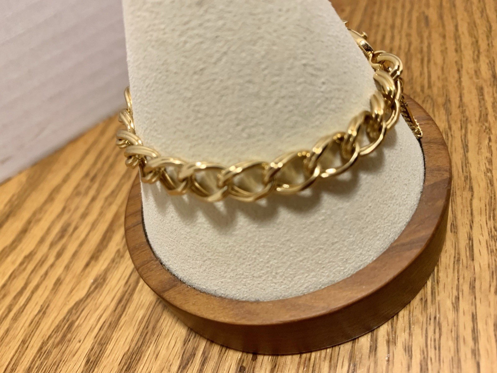 Stunning Monet Vintage Gold Tone Link Chain Bracelet With Safety Chain