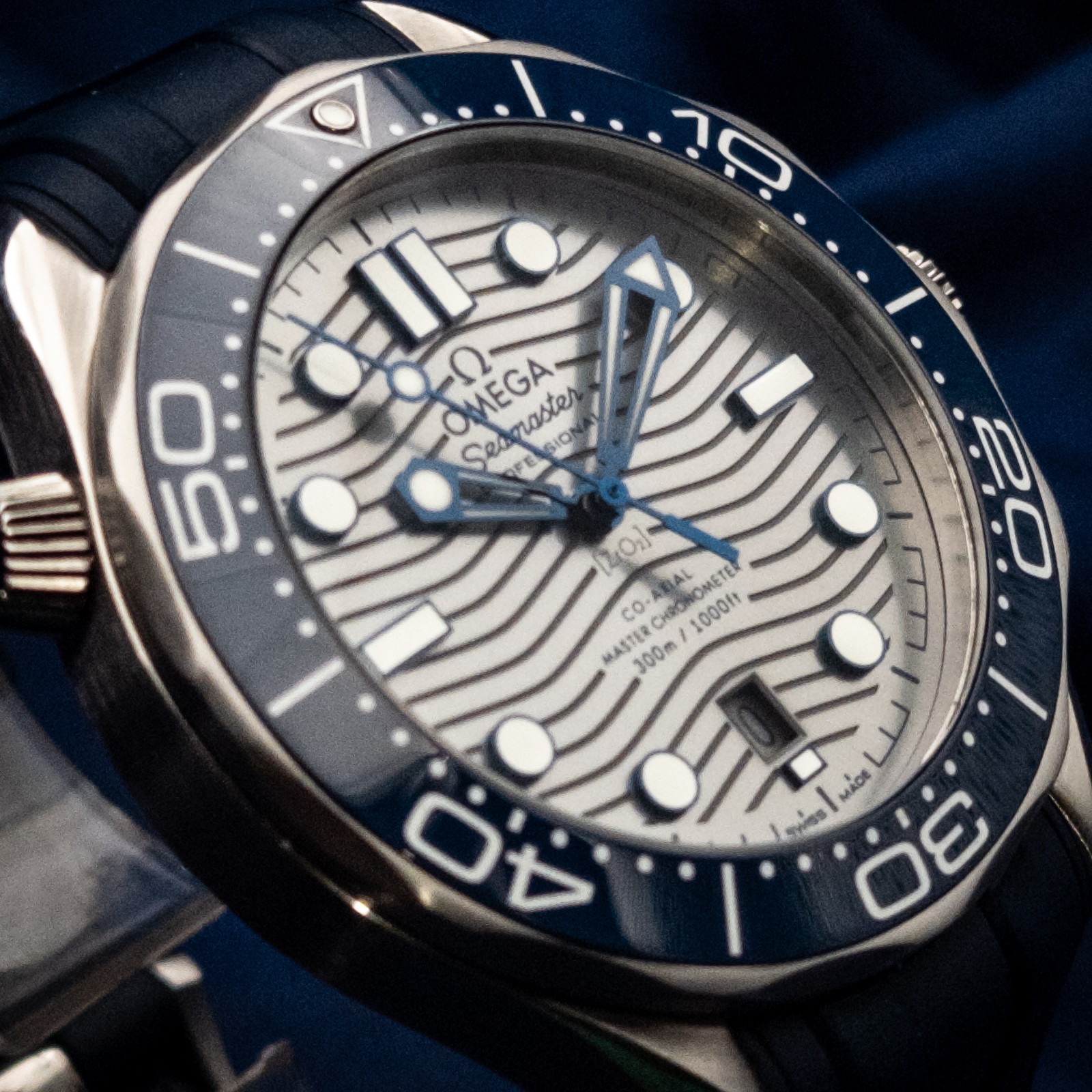 2024 OMEGA Seamaster Diver 300M Gray Wave 6xStraps 210.30.42.20.06.001 Full Set