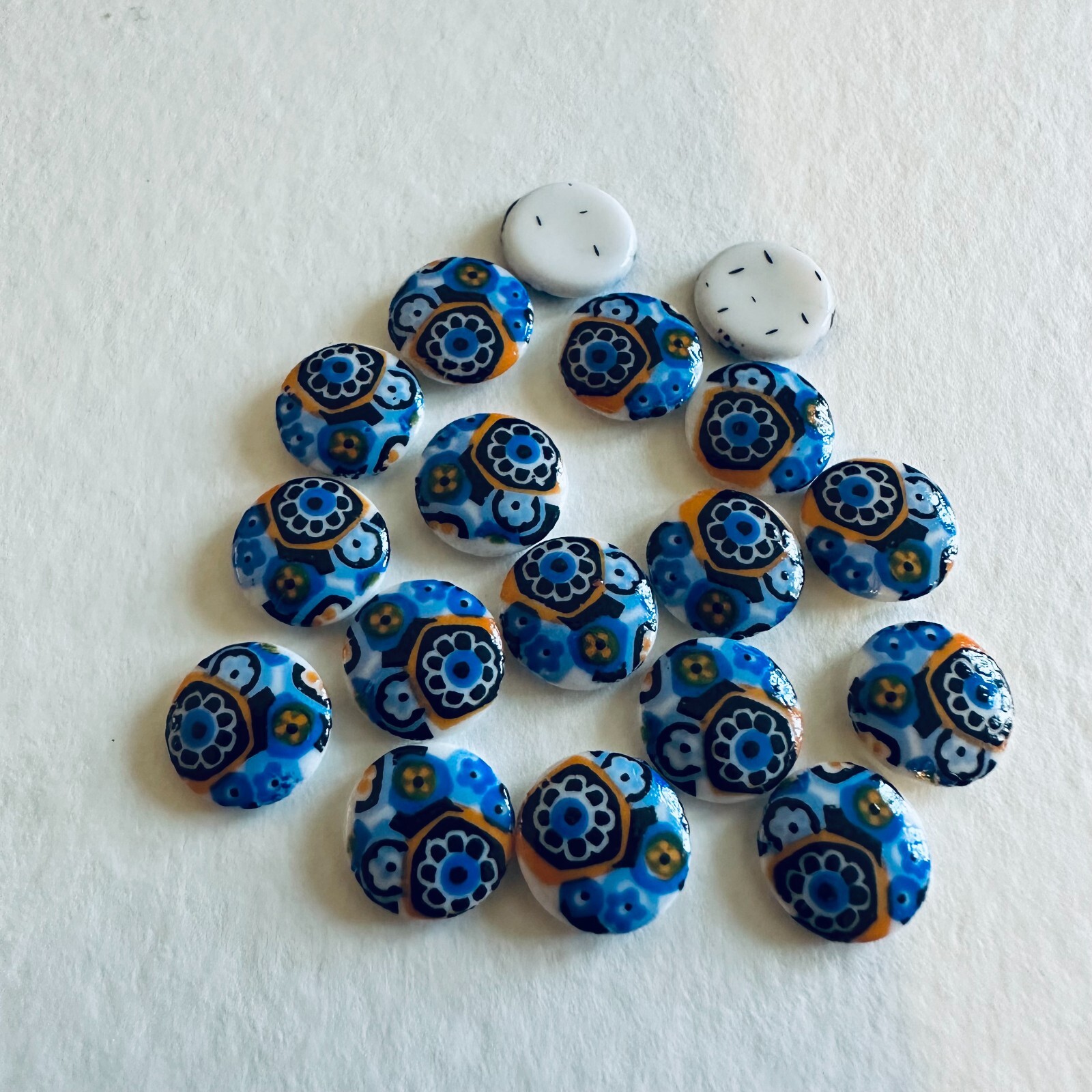 G43 Vintage glass cabochons 9.7mm round blue/black/yellow abstract floral (18)