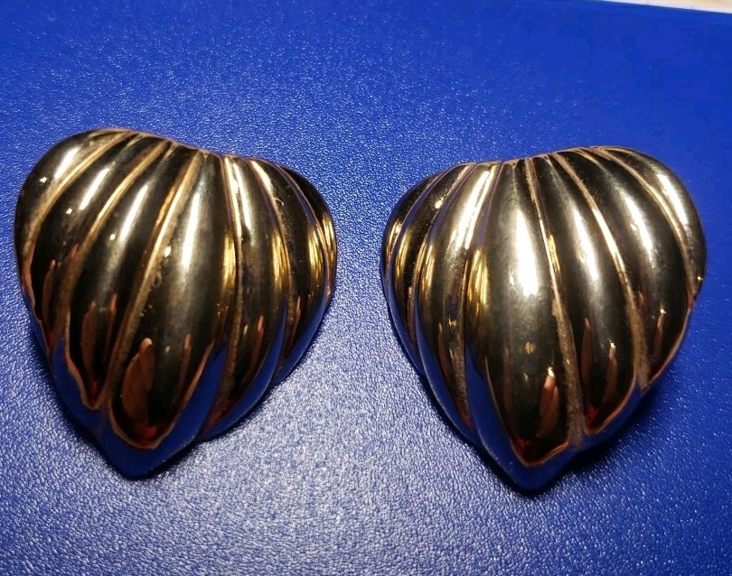 Gold-tone Hollow Stud Pierced Earrings Light Weight Leaf/heart Shape 1.25″x1.25″