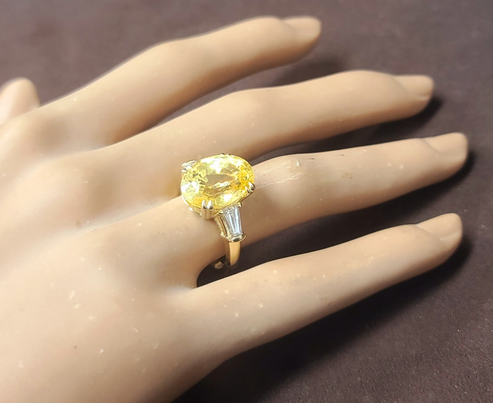 Vintage 14k Yellow gold Engagement ring 11.70ct Natural Oval Yellow Sapphire GIA