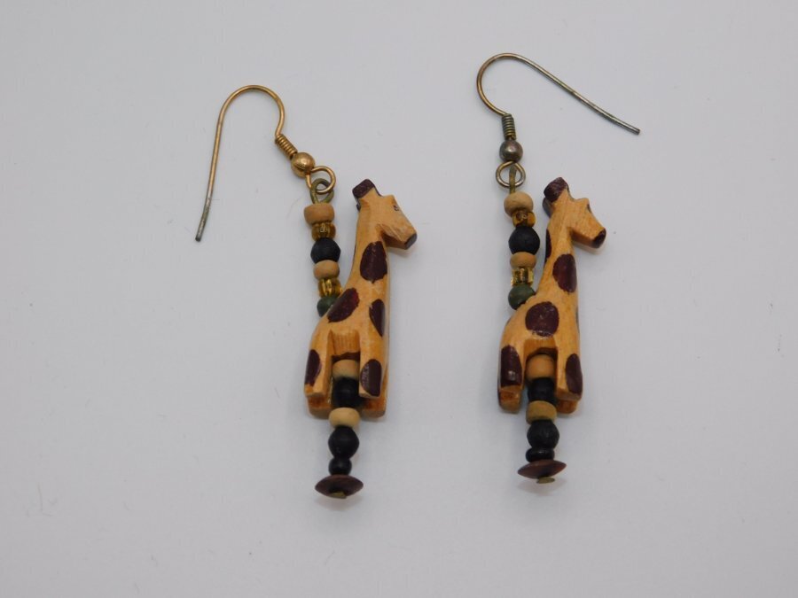 J26-VINTAGE PIERCED EARRINGS~HAND CARVED GIRAFFES~2.25″ DANGLE