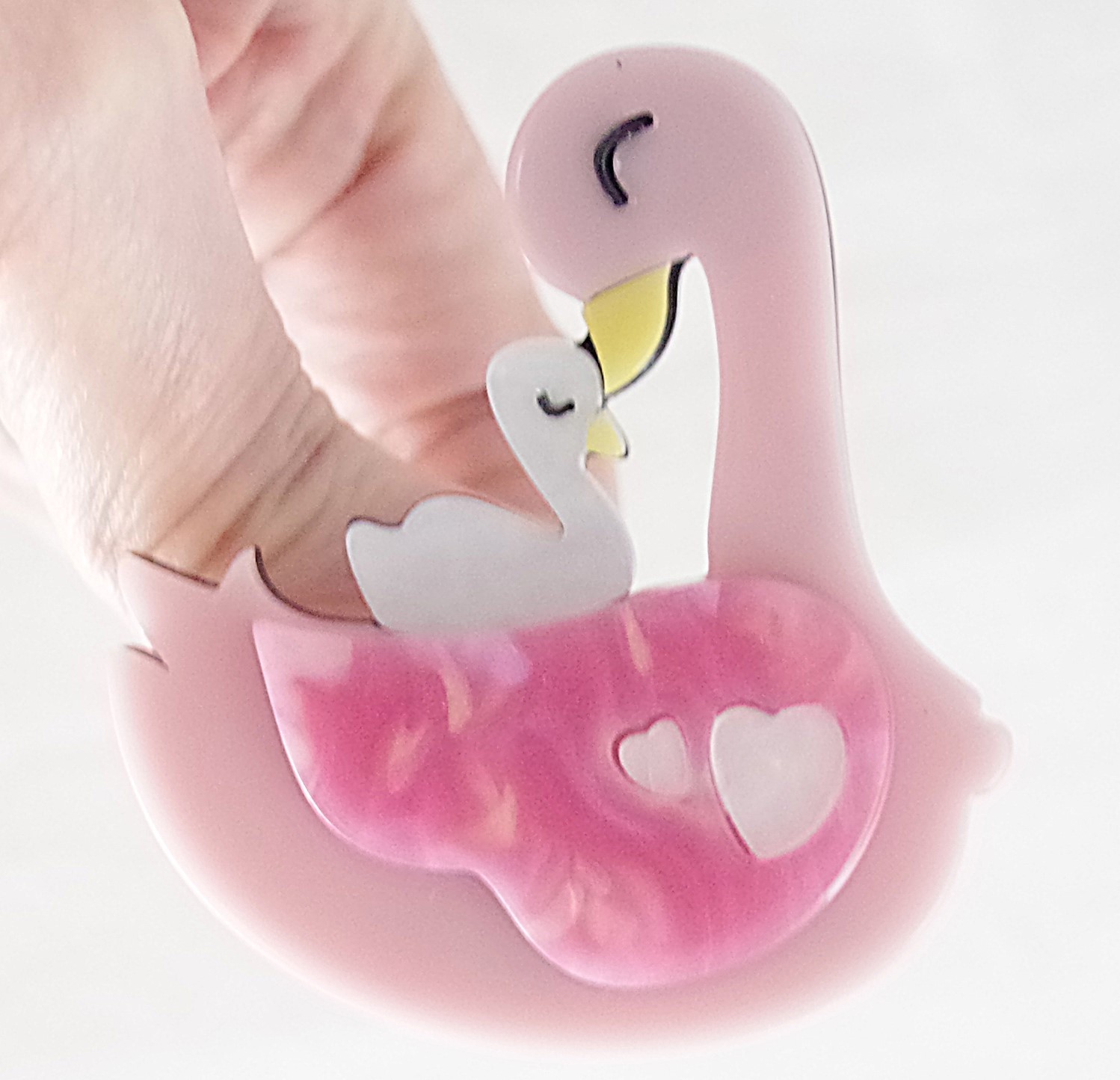 Cute! 2.5″ NWOT MOTHER & BABY SWAN BIRDS LAYERED ACRYLIC MOTHER’S DAY BROOCH PIN