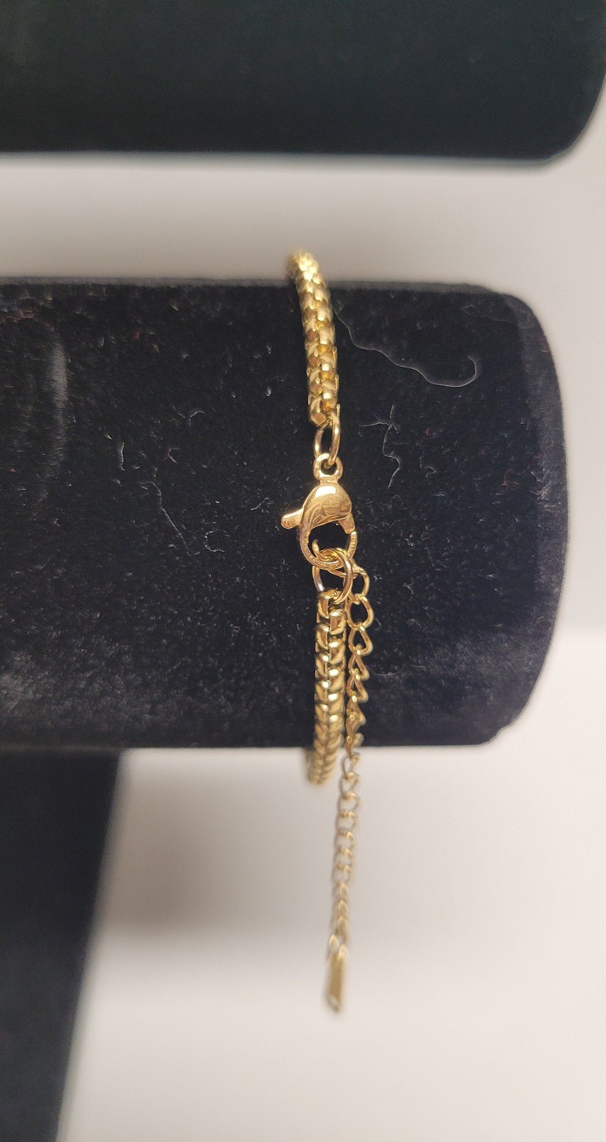 Ladies gold flower bracelet with lobster claw closure