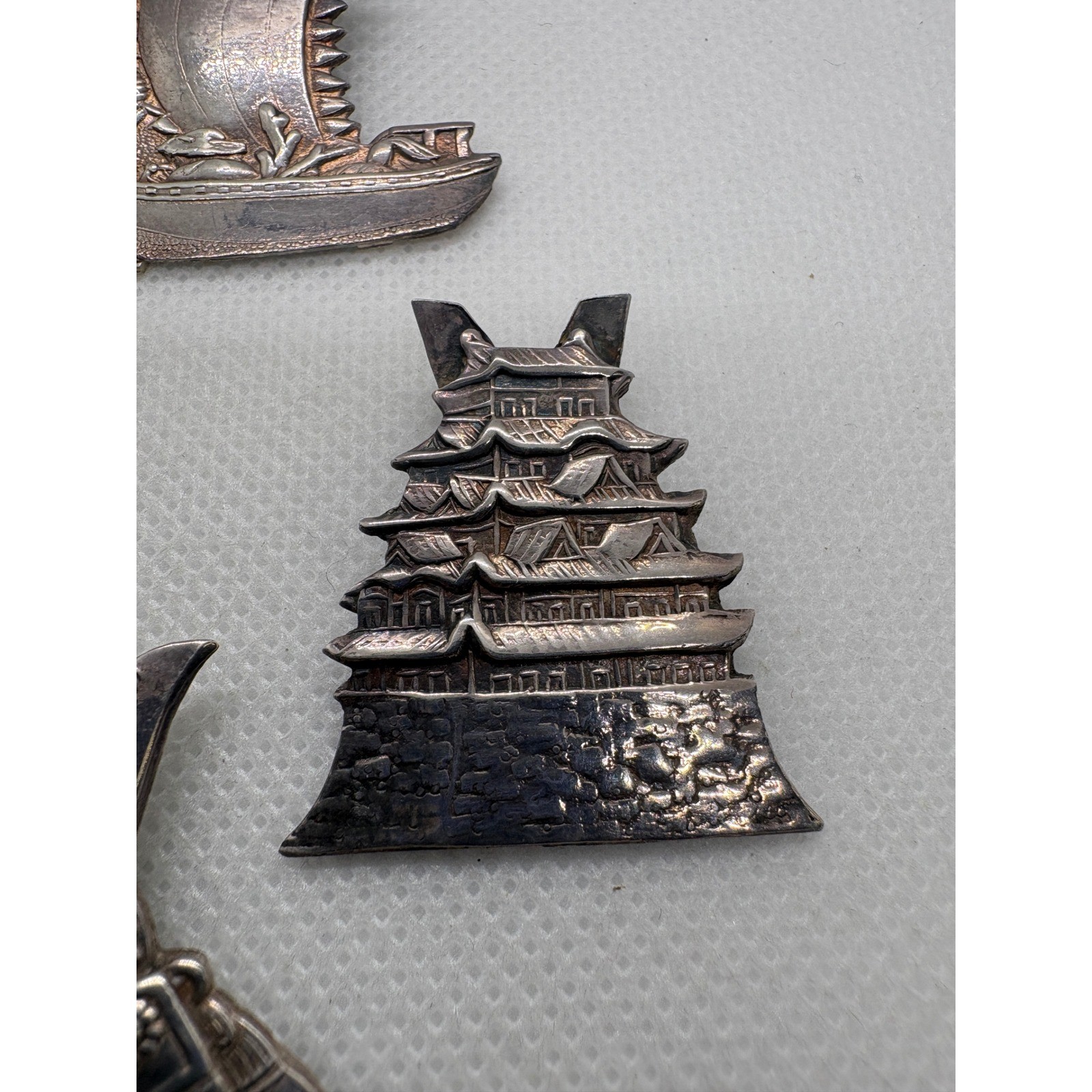 Vintage 950 Silver Japan Scarf Clip Set Dragon Boat Pagoda Samurai Fan 16.38g