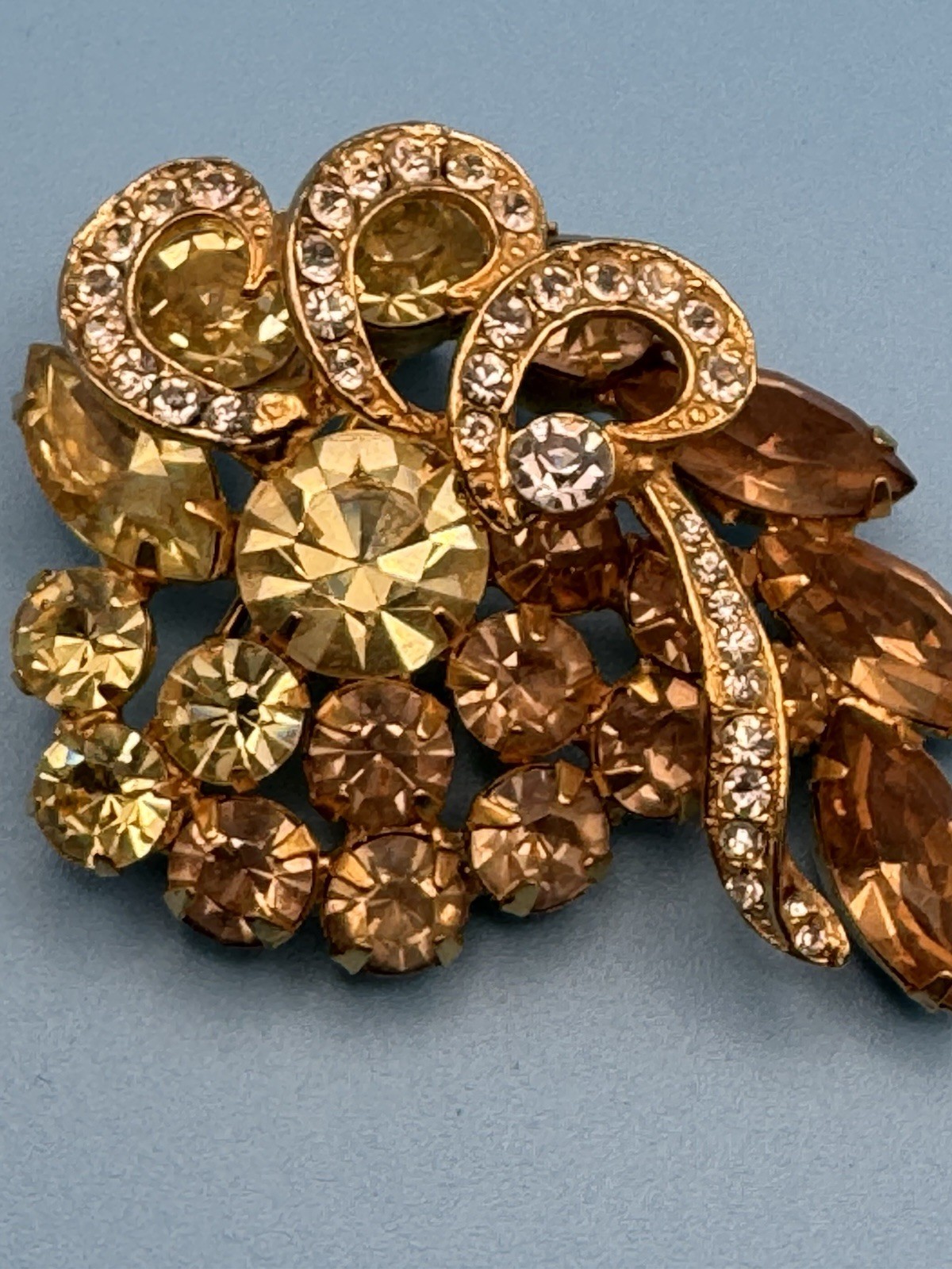 WEISS Signed Gold Tone Amber Crystal Rhinestone Flower Brooch Pin 2 in