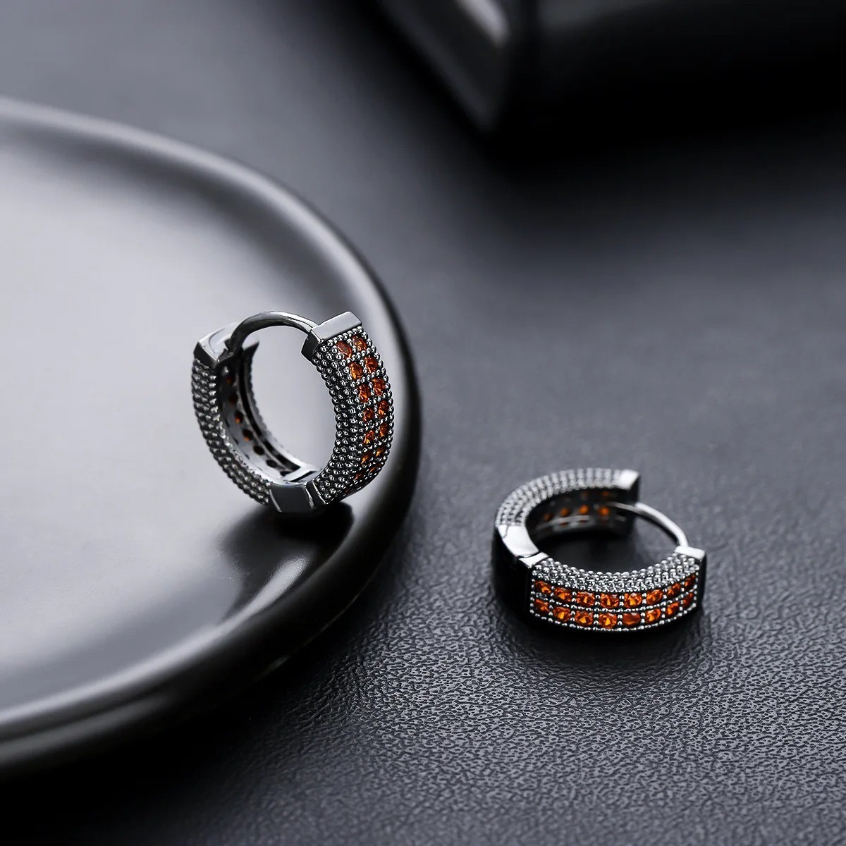 Pendientes aretes con simulado de diamantes chapados en oro para hombres