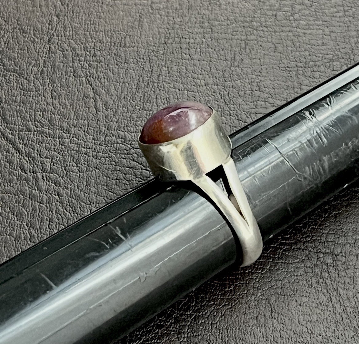 Vintage 925 Sterling Silver Natural Plum Star Sapphire Split Shank Ring 8.25