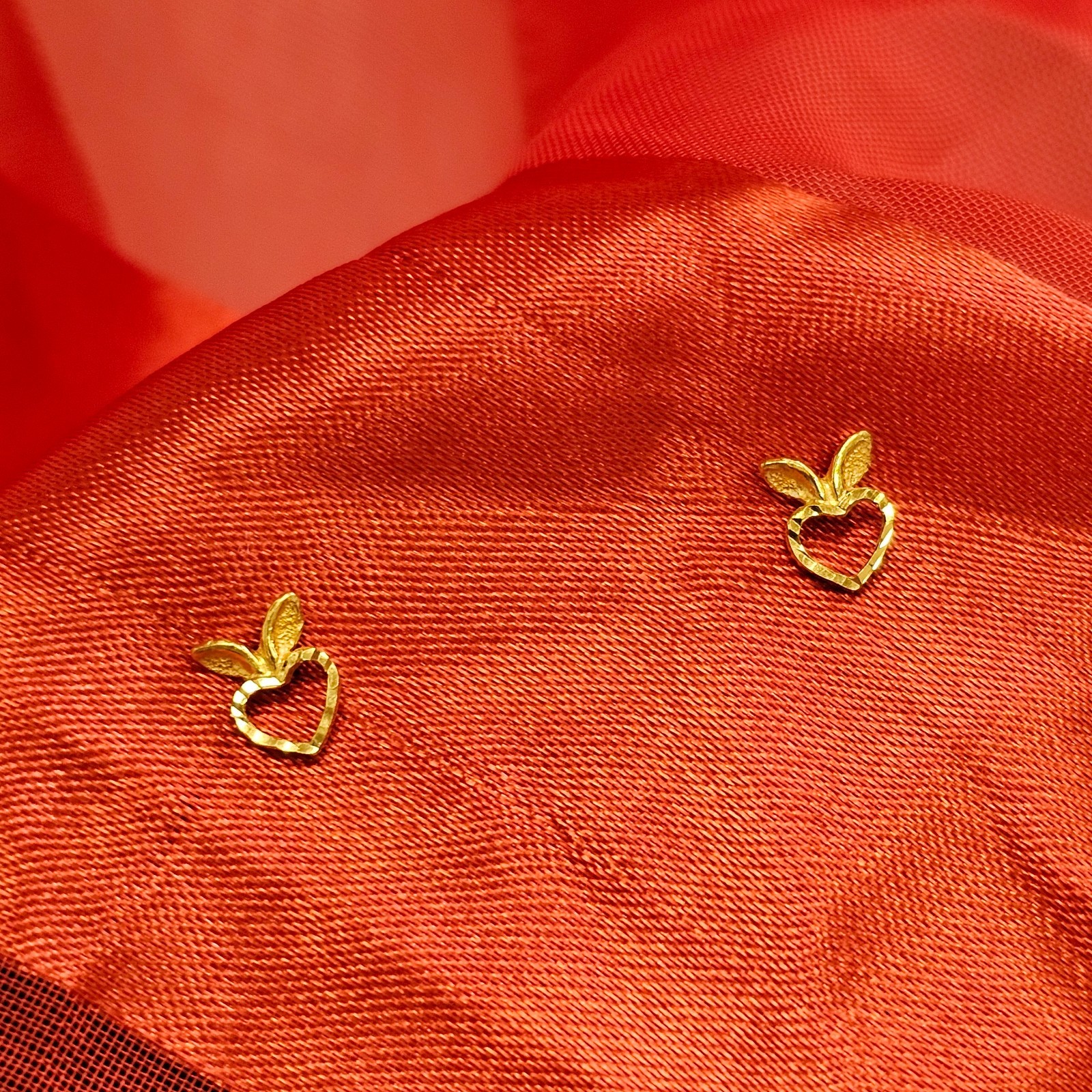 22k 916 Yellow Gold 1.1g Teacher’s Apple Heart Bunny Ear Heart Ladies Earrings