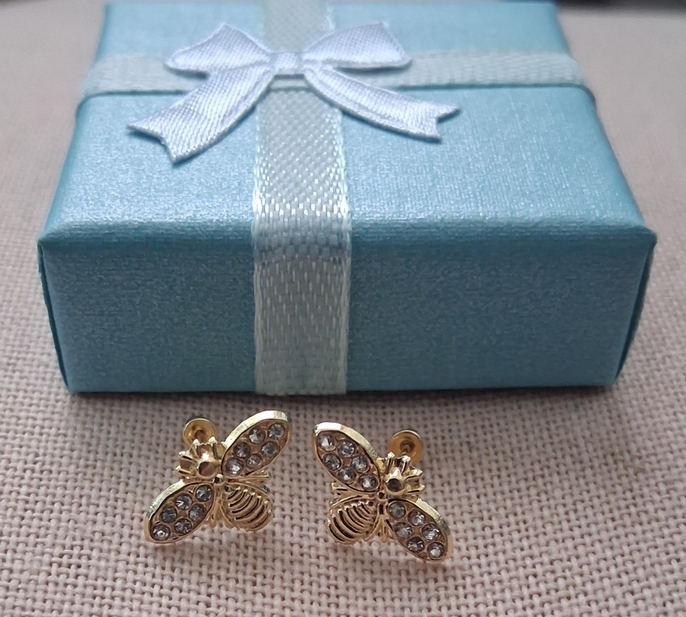 10k gold bumble bee screw back stud earrings / arete abeja de oro 10K de rosca.