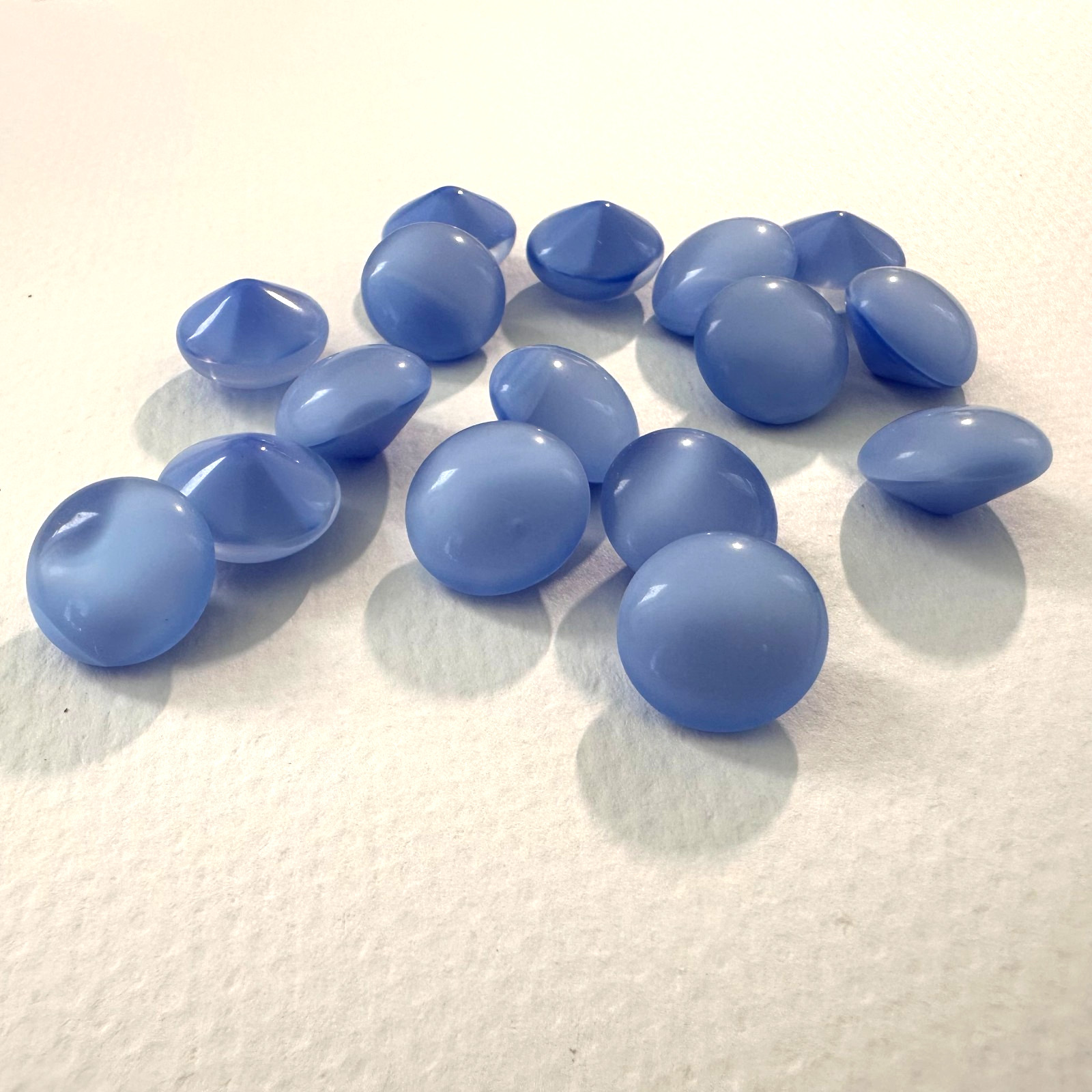 G60 Vintage glass stones 60SS (13.7mm) round blue moonstones pointed back (16)