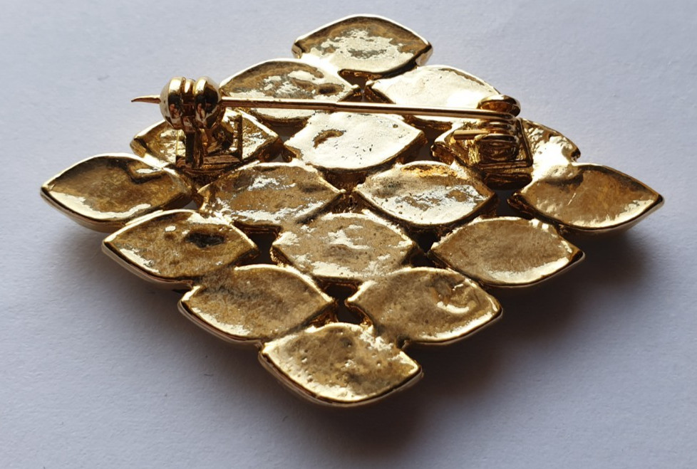 2 GOLD TONE METAL , DIAMANTE & ENAMEL COSTUME JEWELLERY BROOCHES